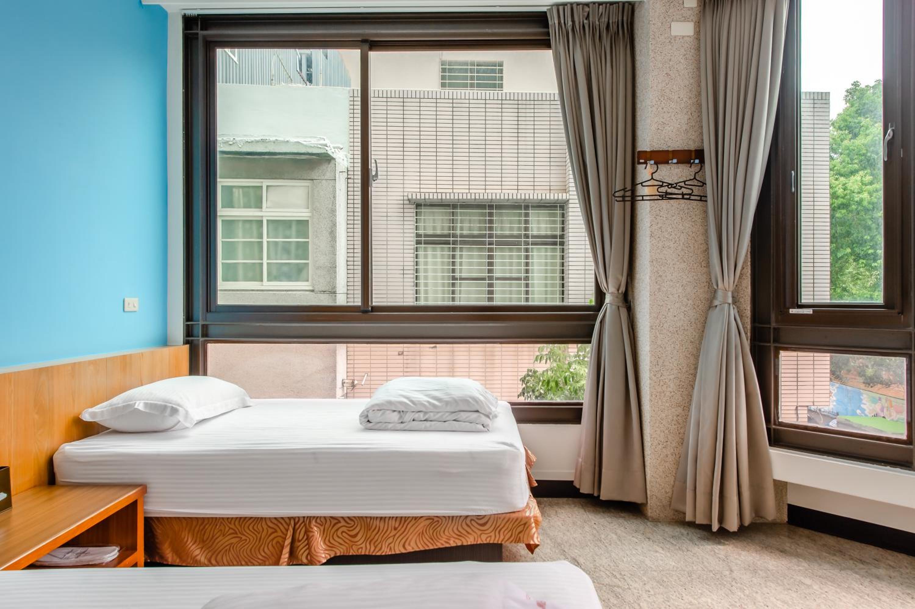 Twin Room with City View - Photo 13