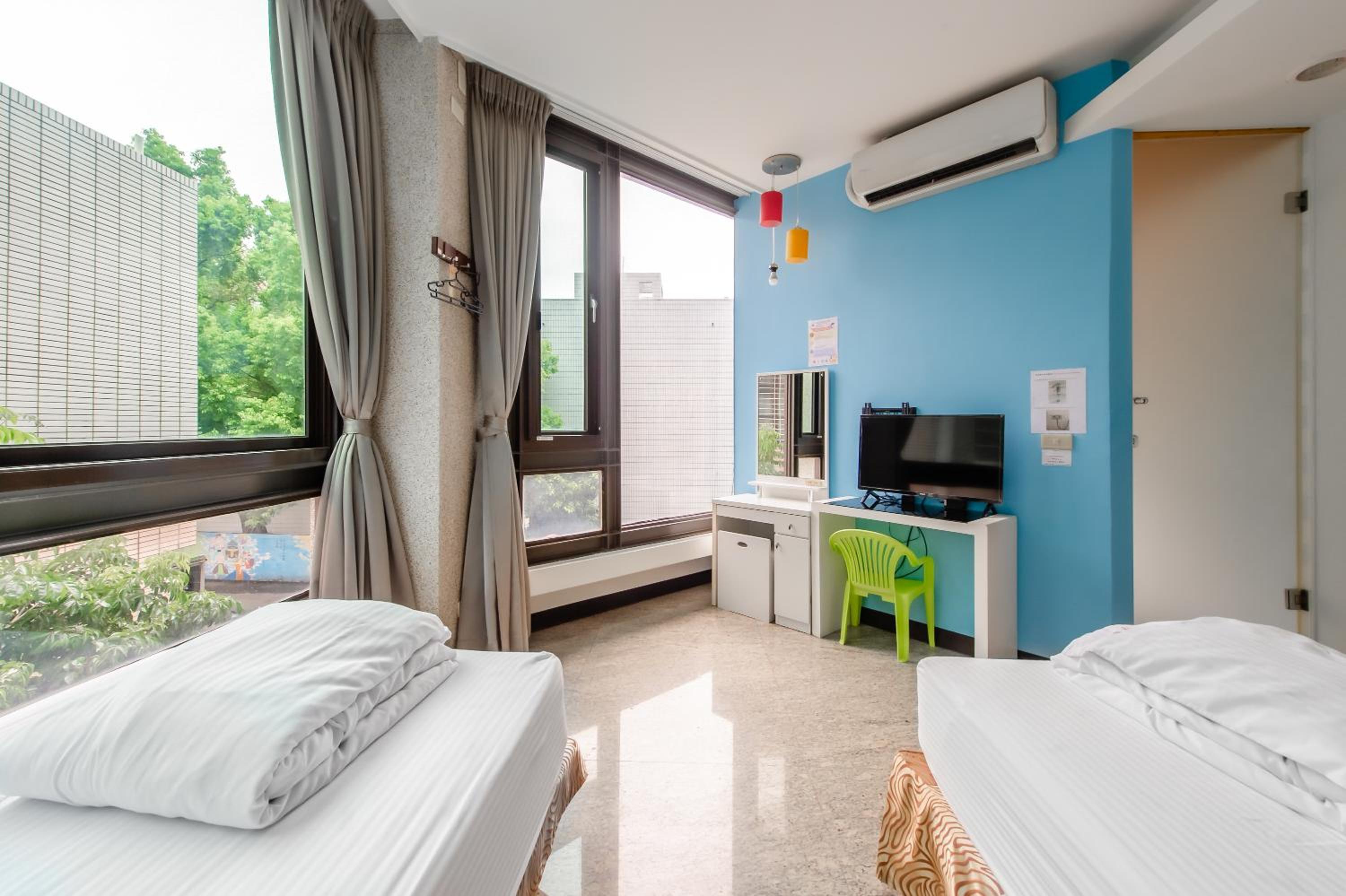 Twin Room with City View - Photo 18