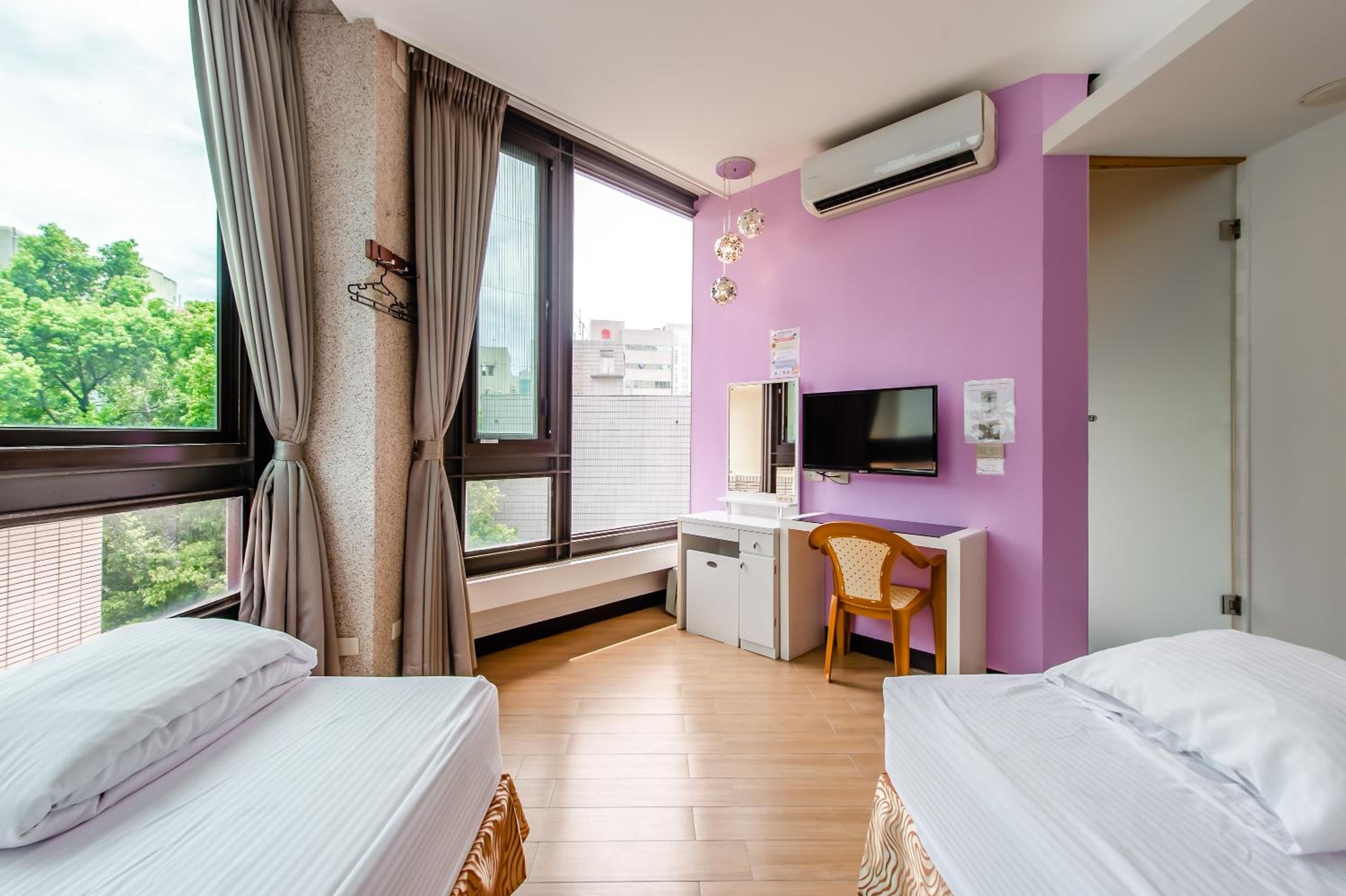 Twin Room with City View - Photo 11