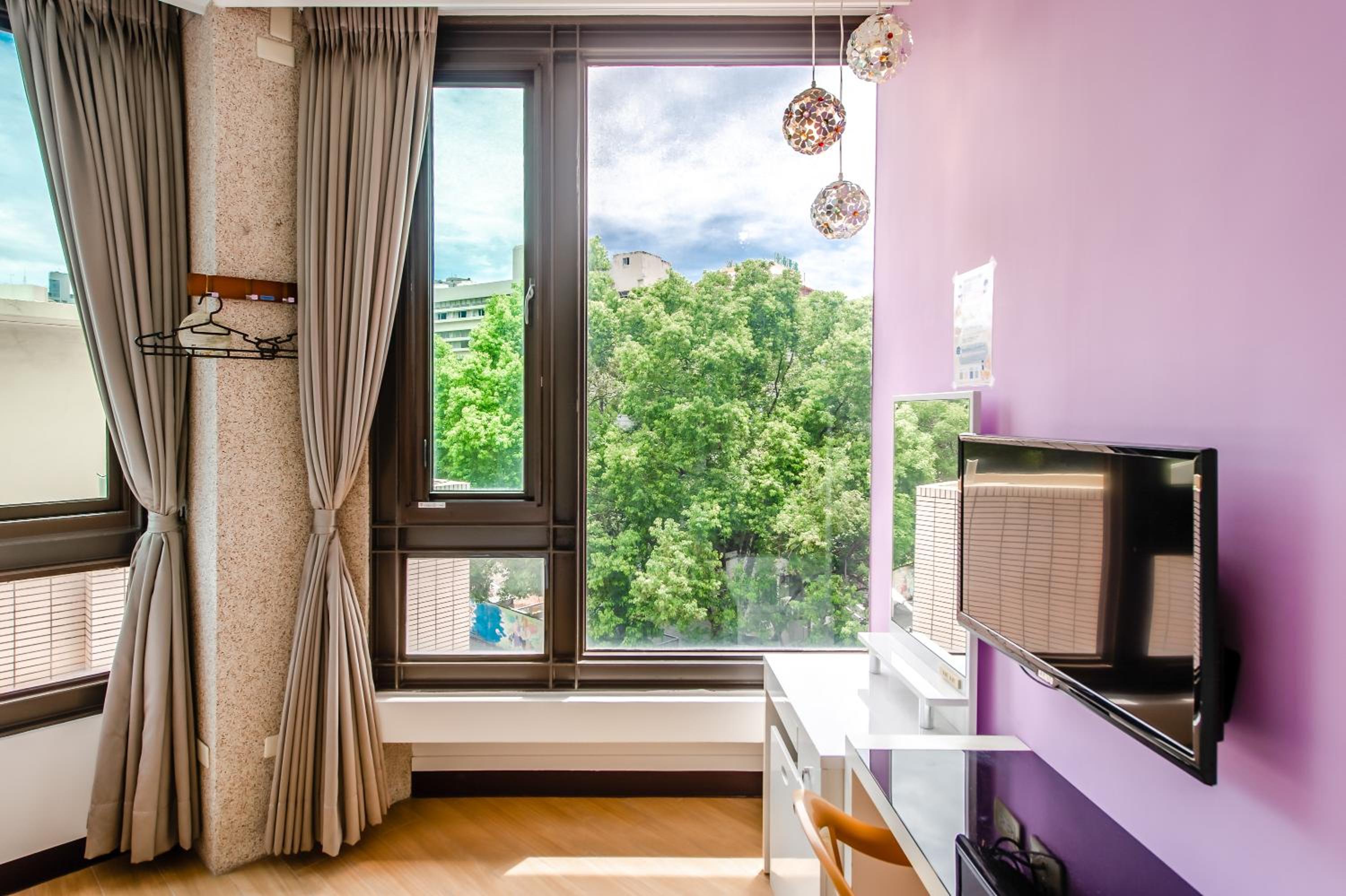 Twin Room with City View - Photo 10