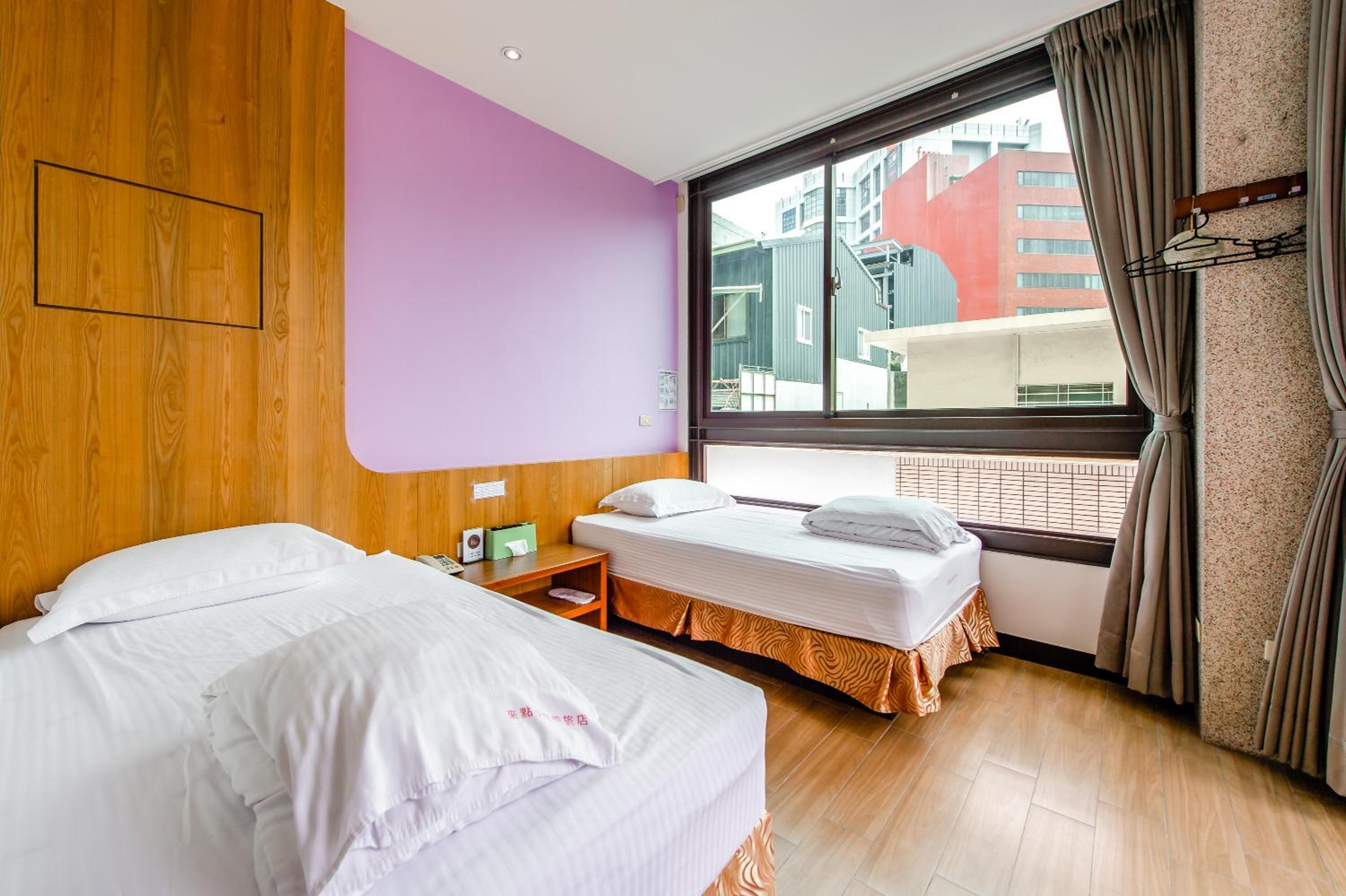 Twin Room with City View - Photo 9