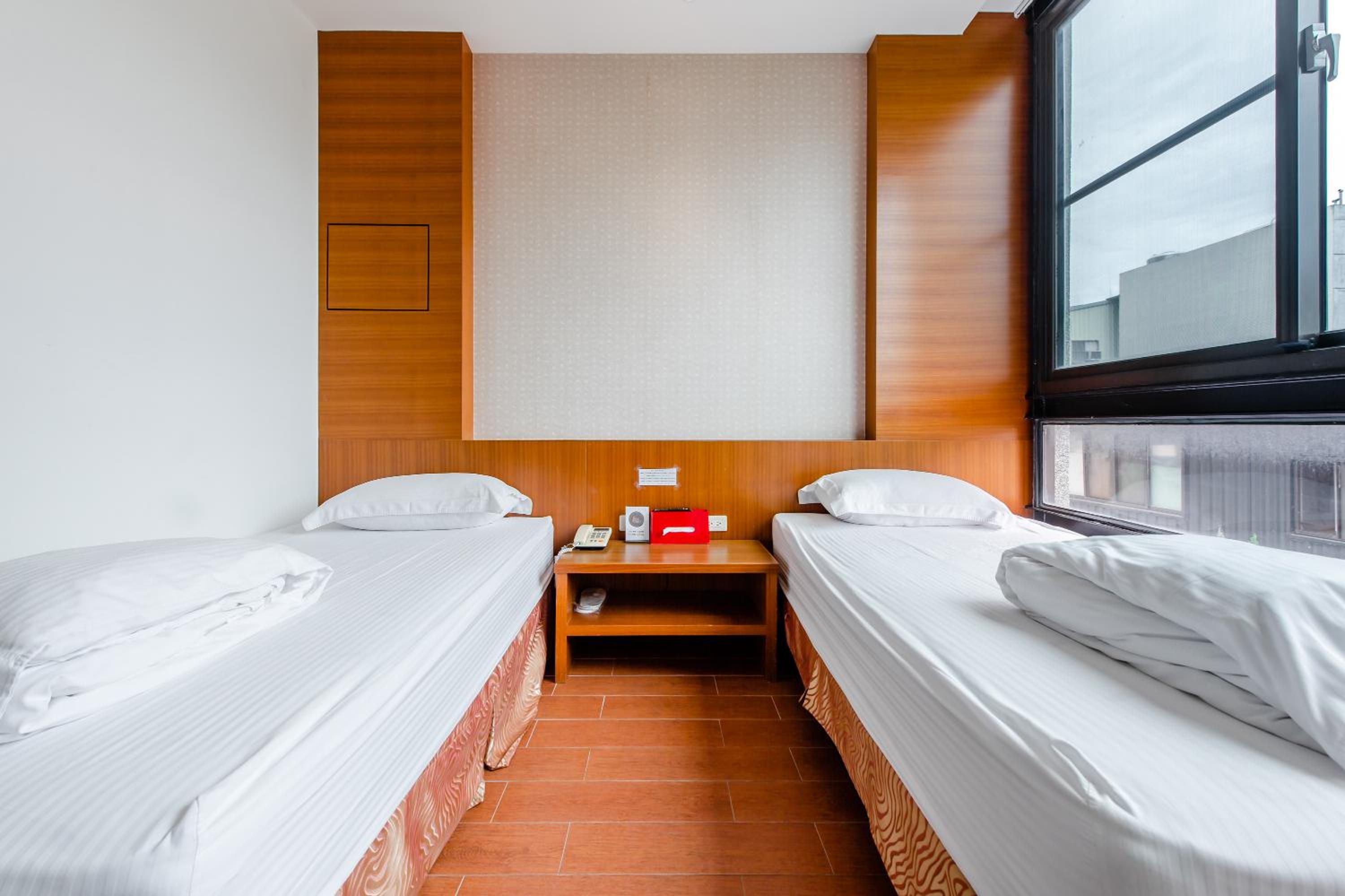 Twin Room with City View - Photo 4