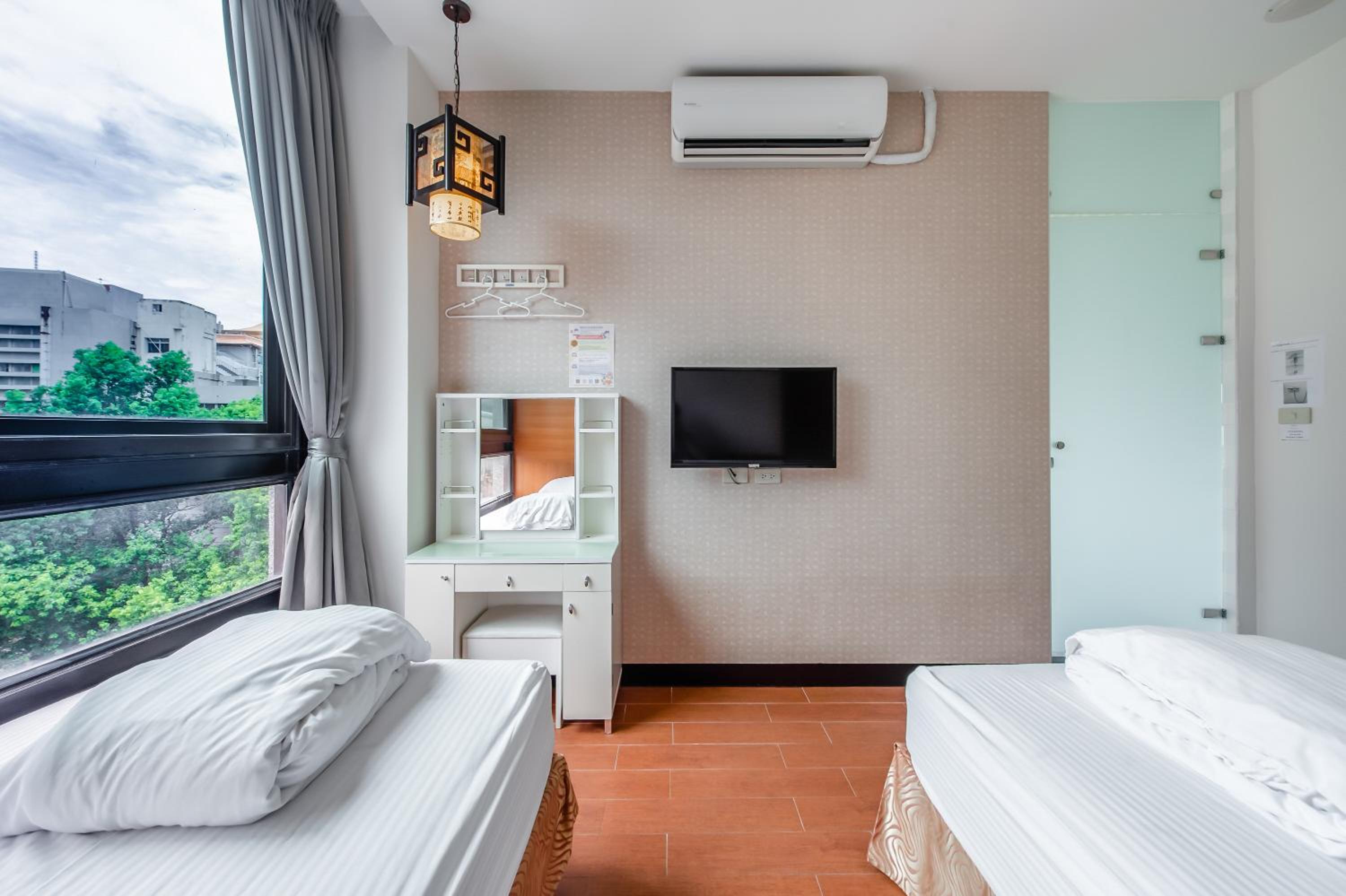Twin Room with City View - Photo 2