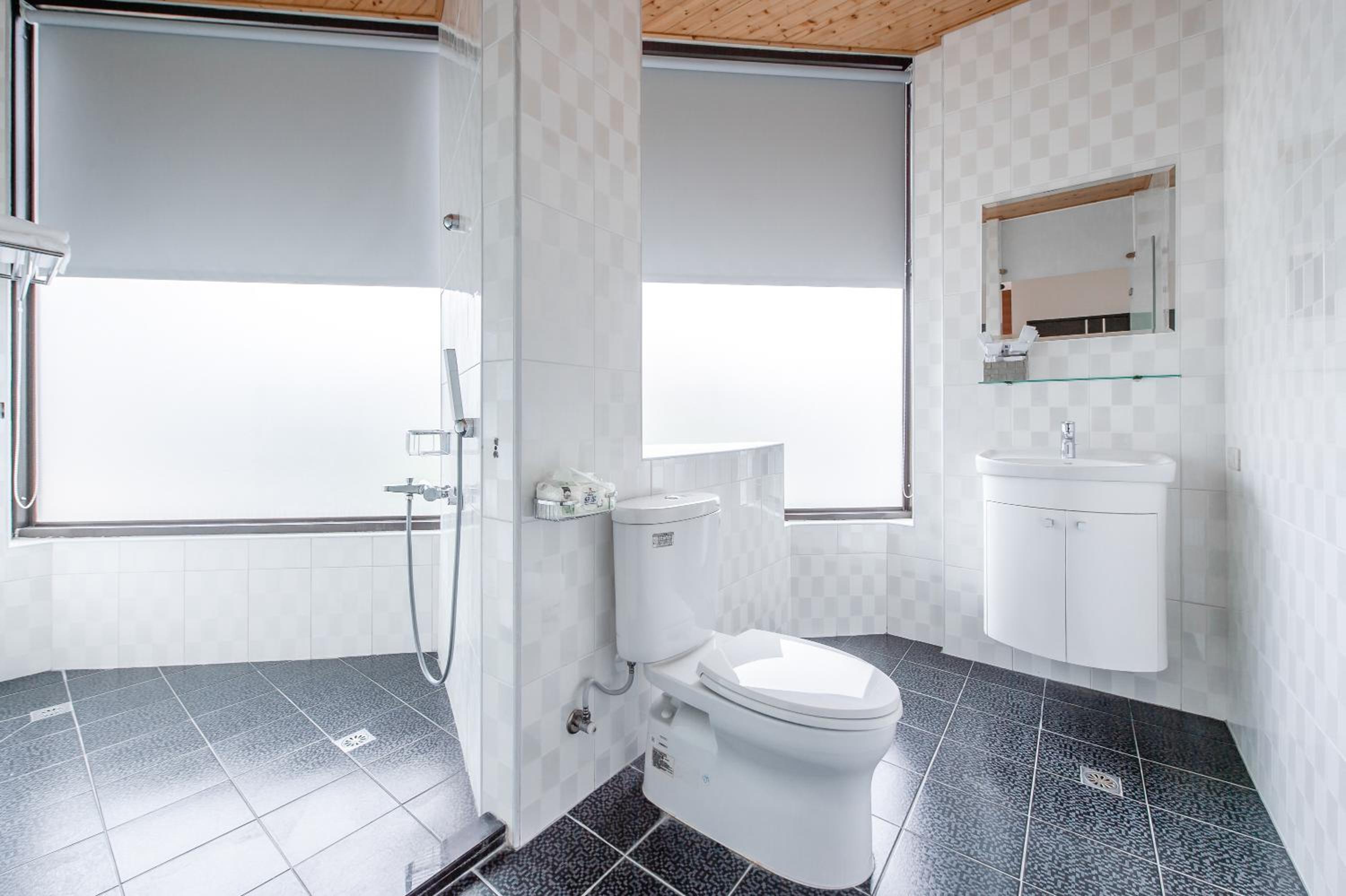 Twin Room with City View - Photo 6