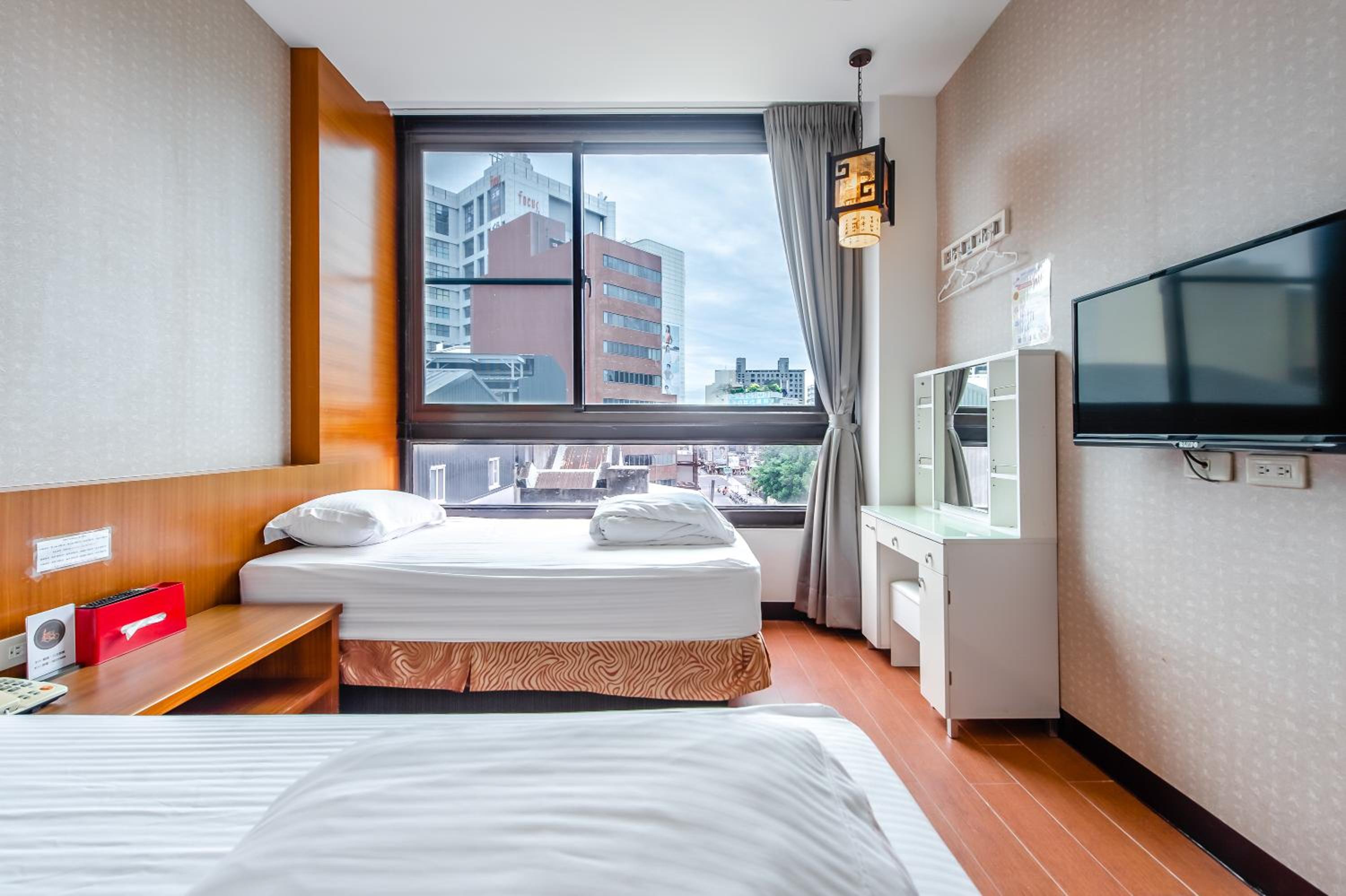Twin Room with City View - Photo 1
