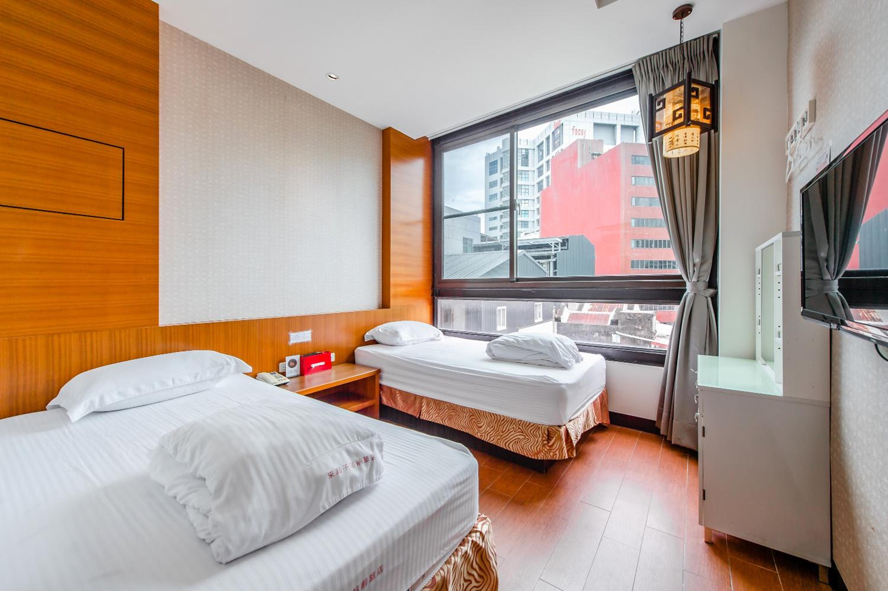 Twin Room with City View - Photo 3