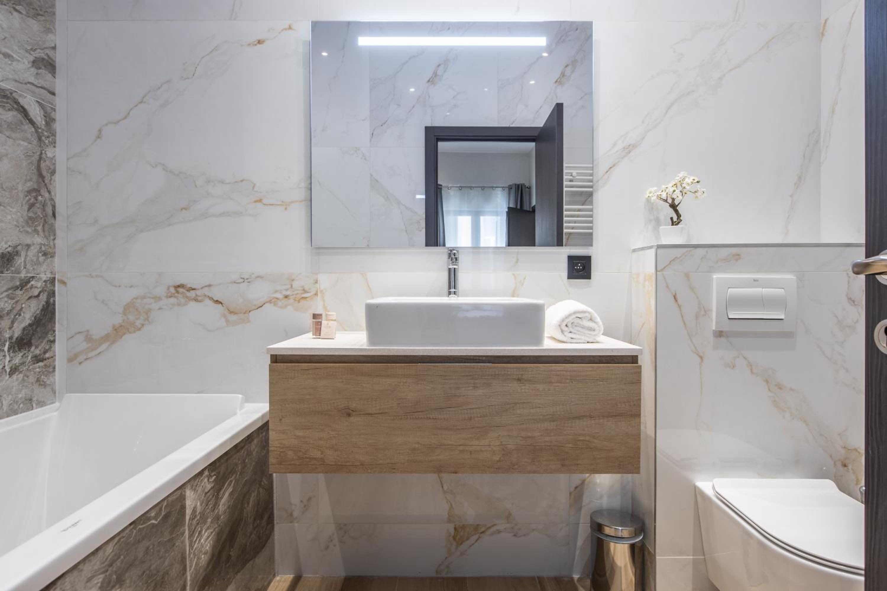 SAPHIR Three-Bedroom Apartment - Photo 6