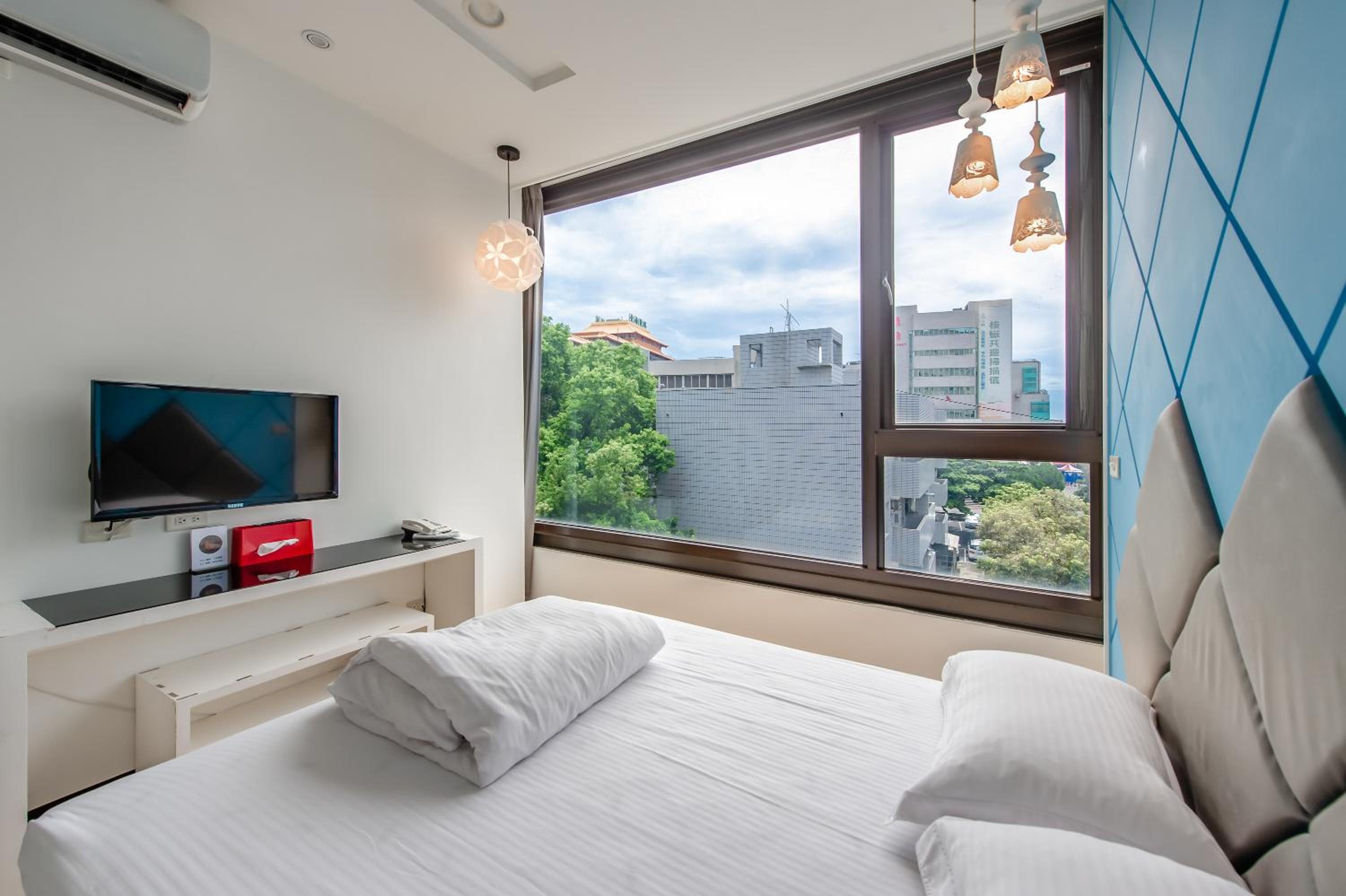 Double Room with City View - Photo 4
