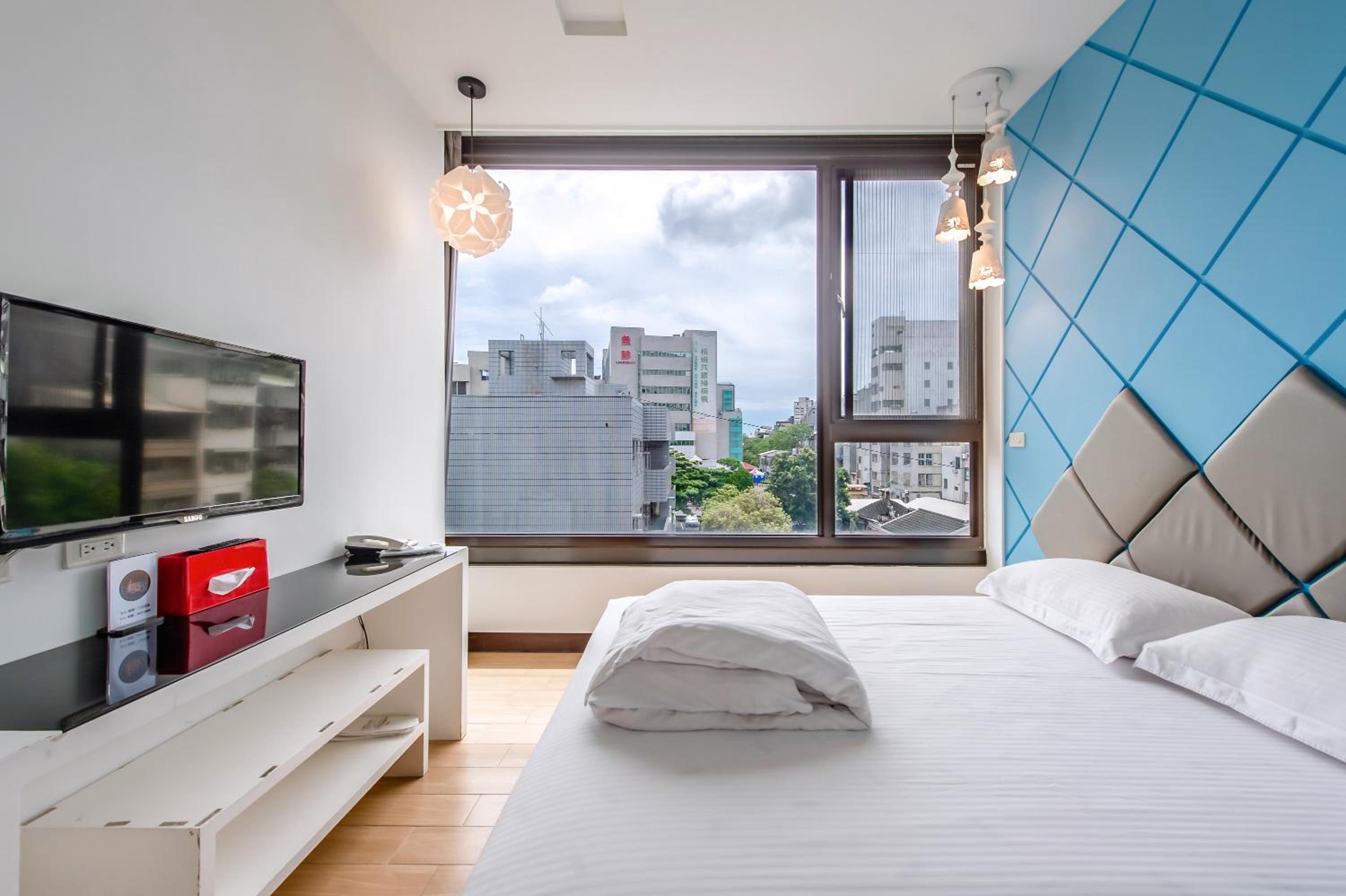 Double Room with City View - Photo 2