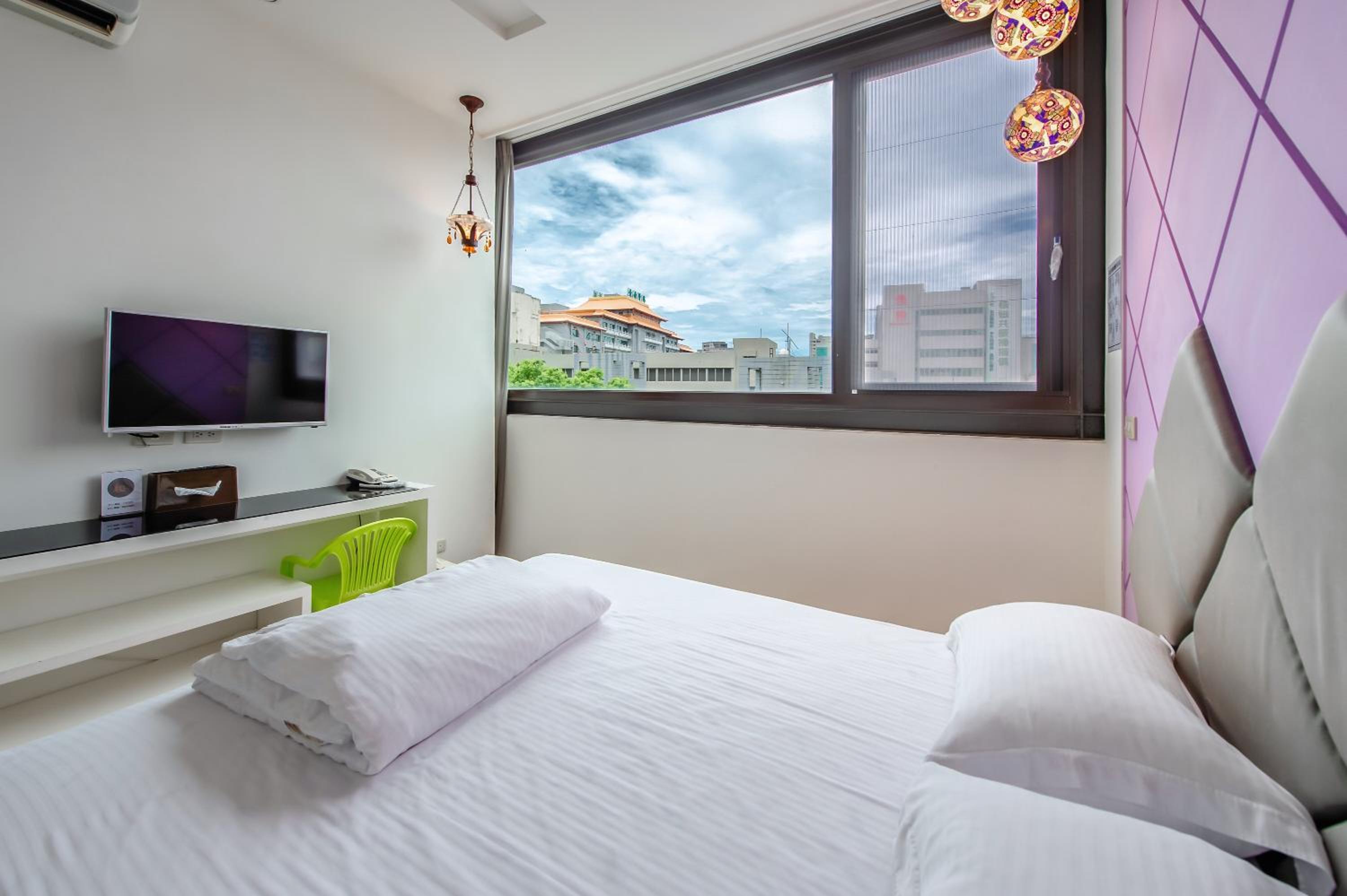 Double Room with City View - Photo 9