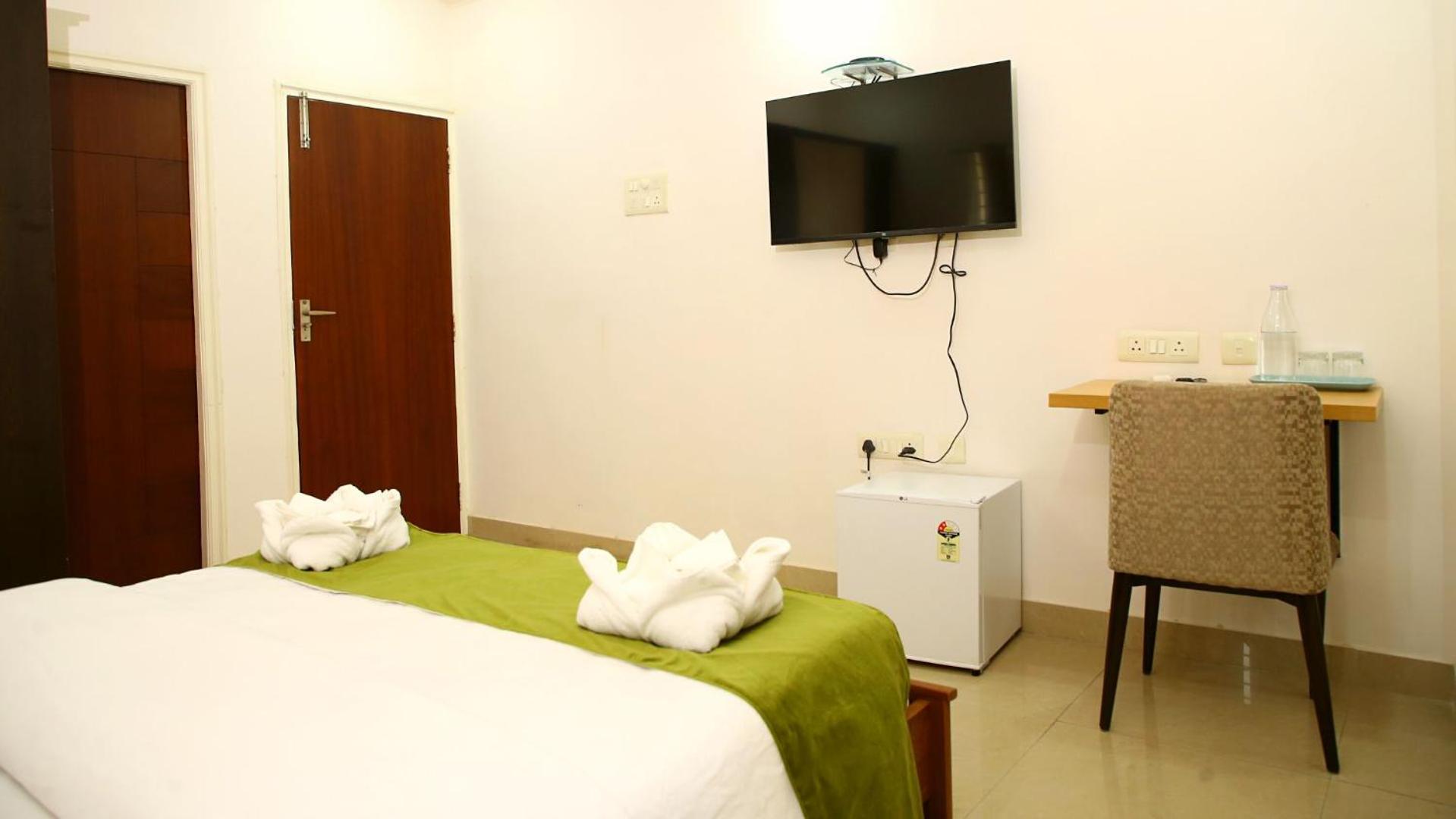 Deluxe Double Room - Photo 13