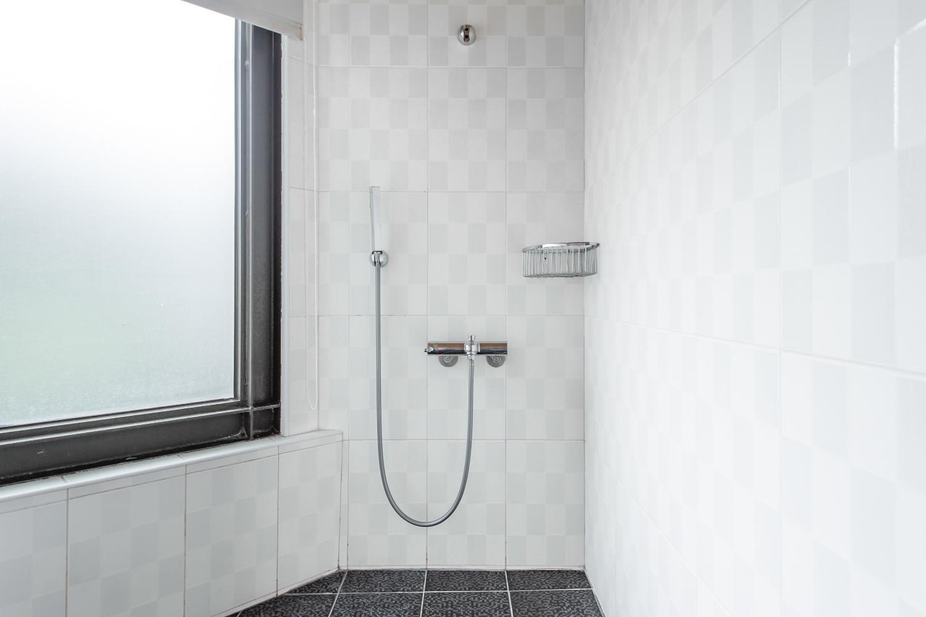 Twin Room with City View - Photo 19