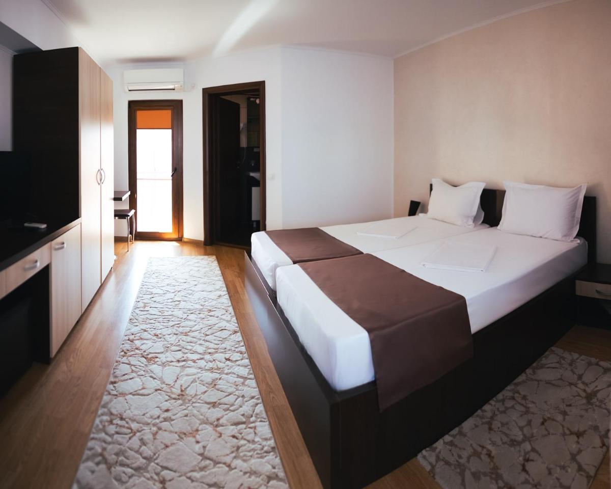Twin Room with Balcony - Photo 2