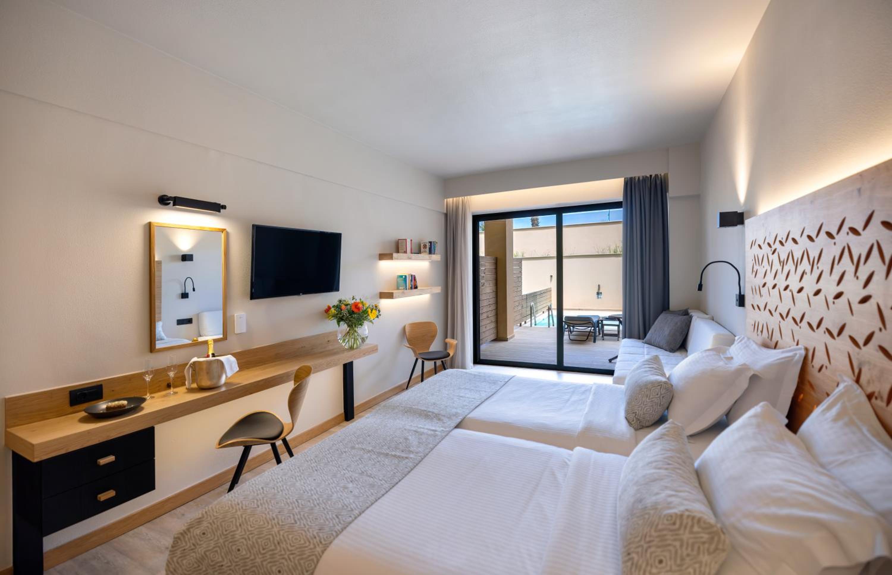Superior Double Room Semi-Basement with Private Pool thumbnail 5
