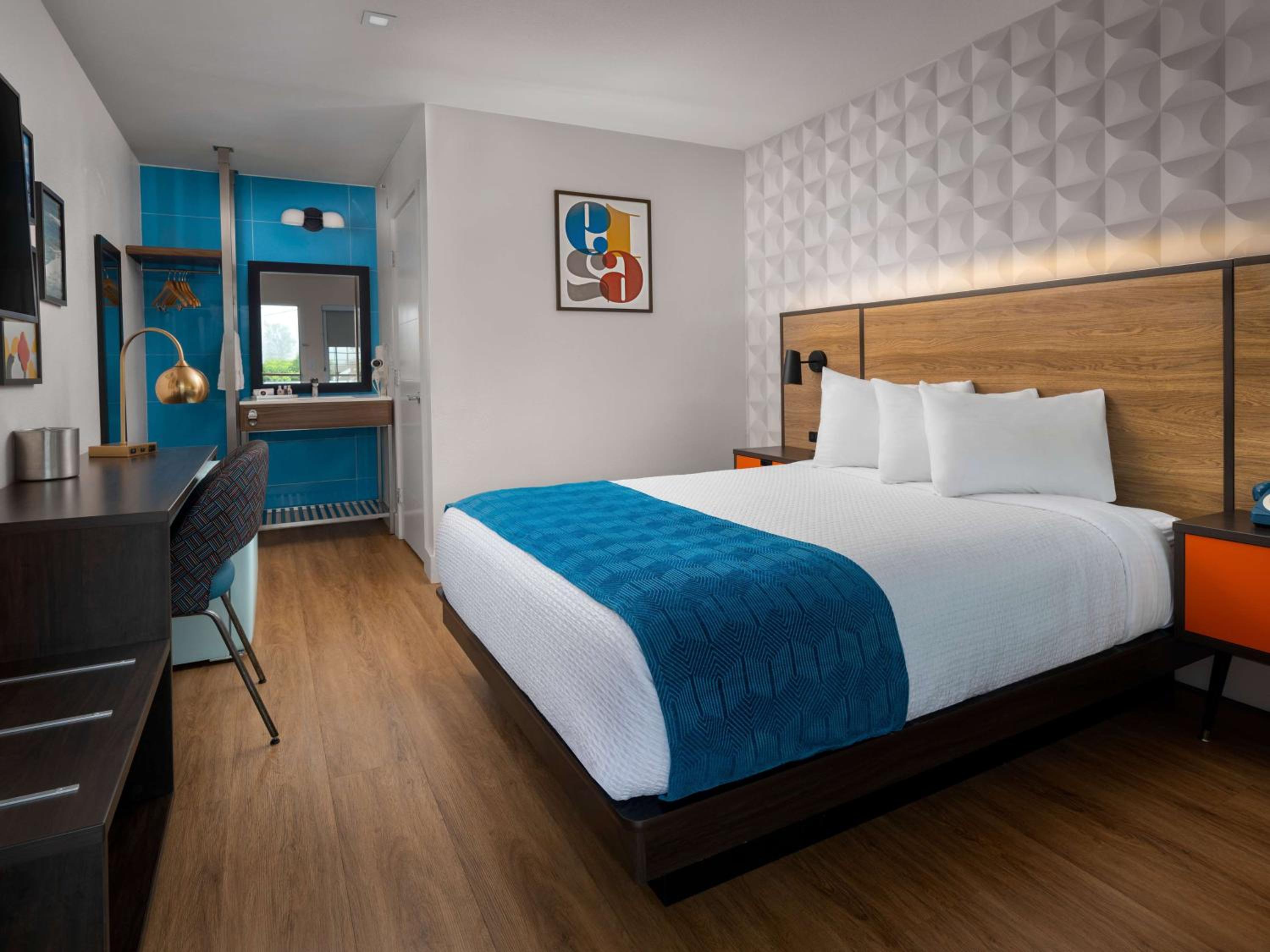 1 Queen Bed | Oceanside - New 60s Retro-Style Decor photo 3