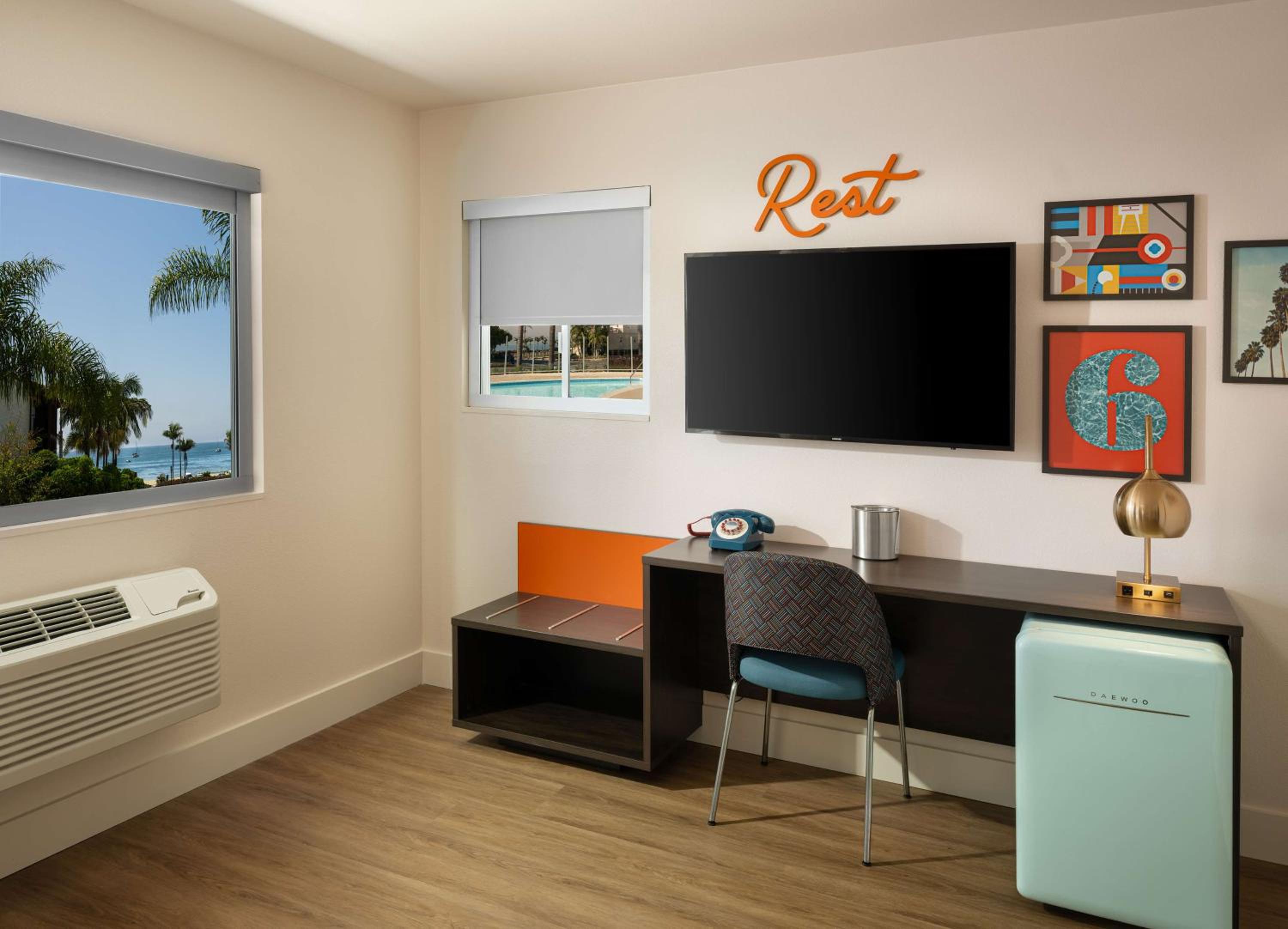 1 Queen Bed | Oceanside - New 60s Retro-Style Decor photo 2