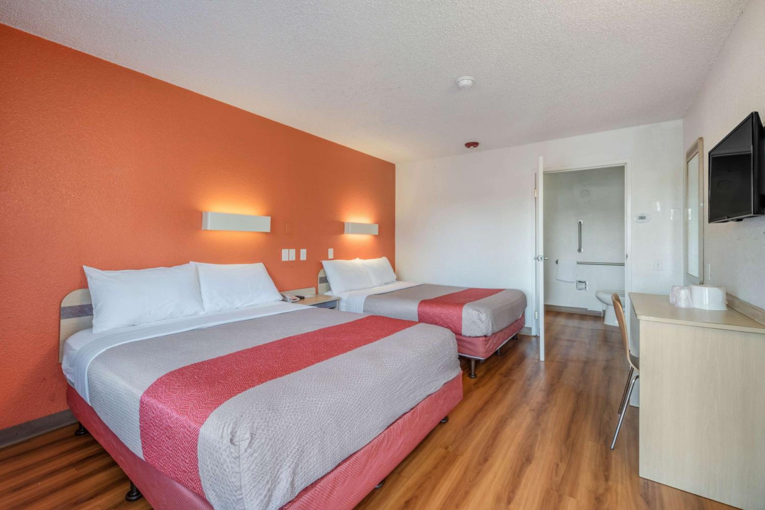 Queen Room with Two Queen Beds photo 1