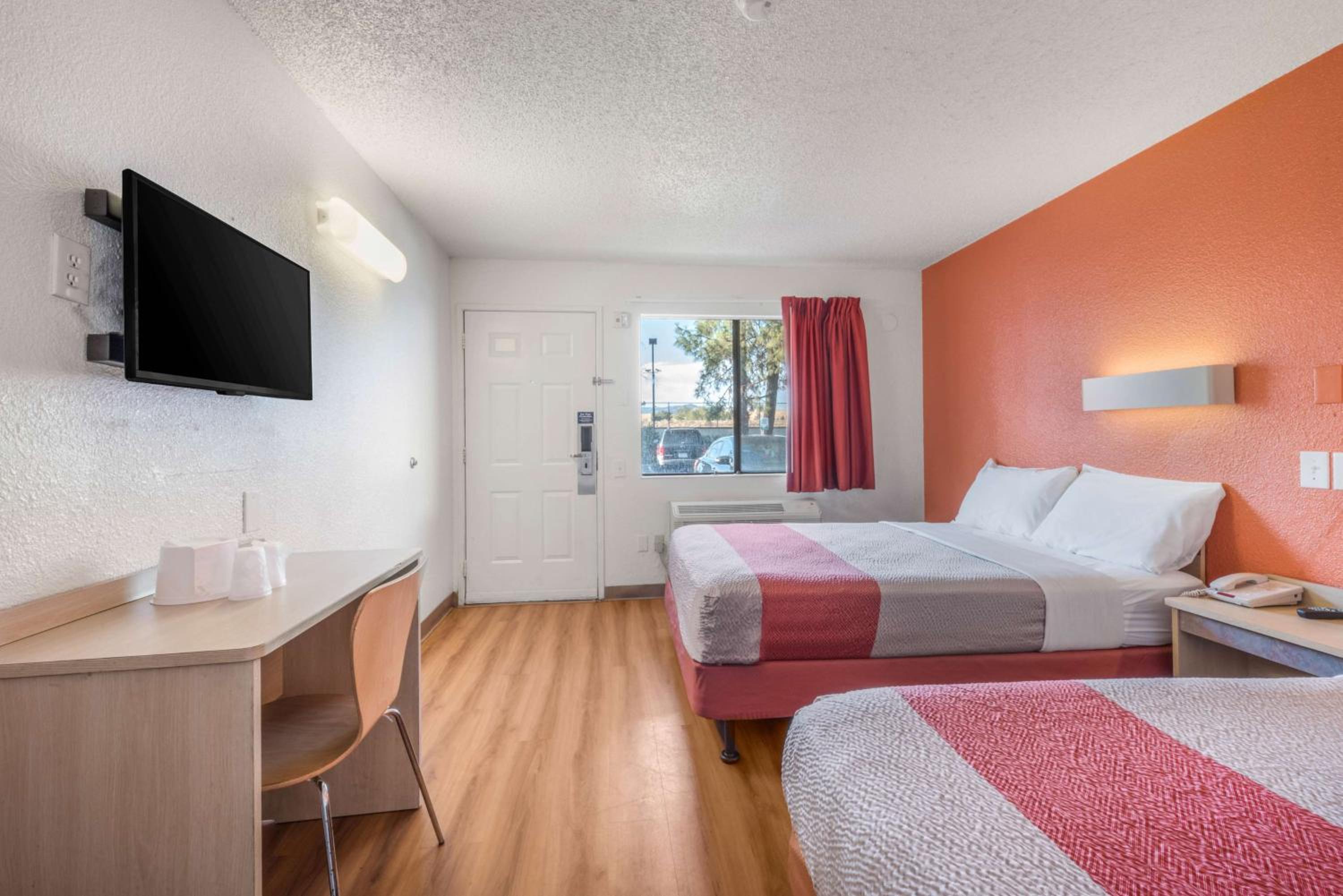 Queen Room with Two Queen Beds - Disability Access photo 2