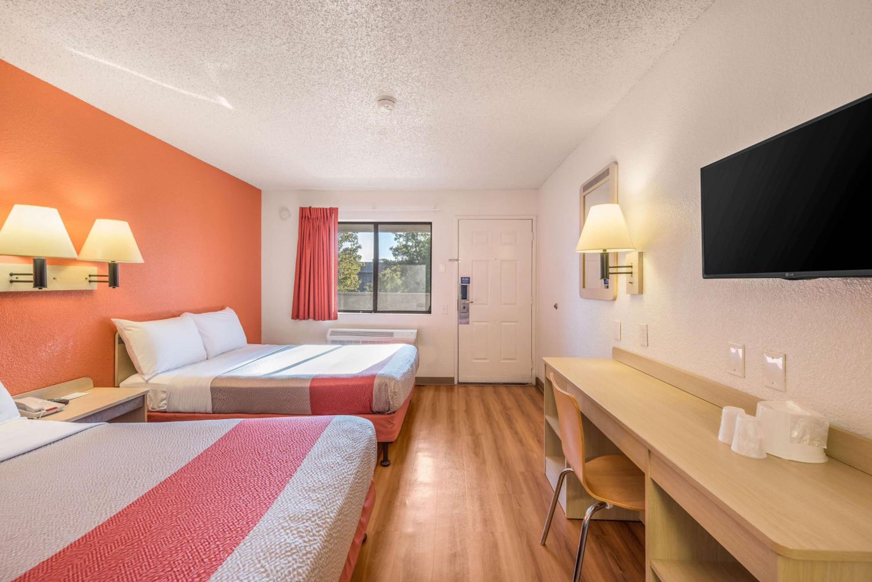 Queen Room with Two Queen Beds photo 2