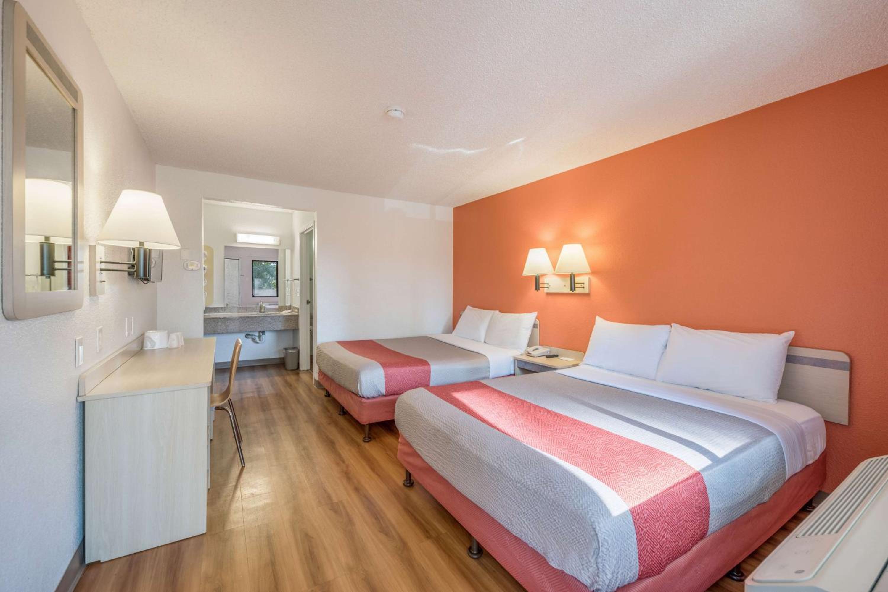 Queen Room with Two Queen Beds photo 3