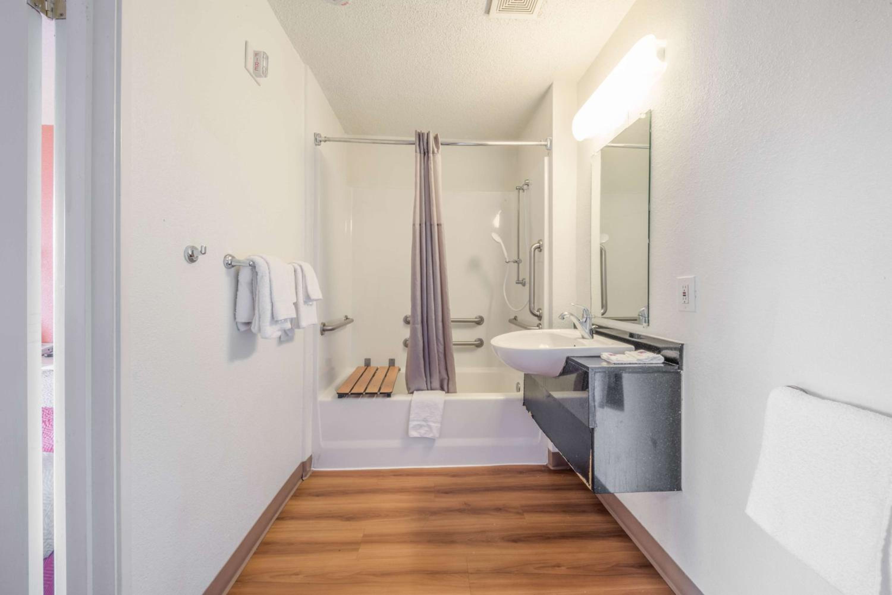Queen Room with Two Queen Beds - Disability Access photo 3
