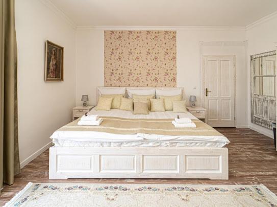 Queen Room with Balcony photo 2