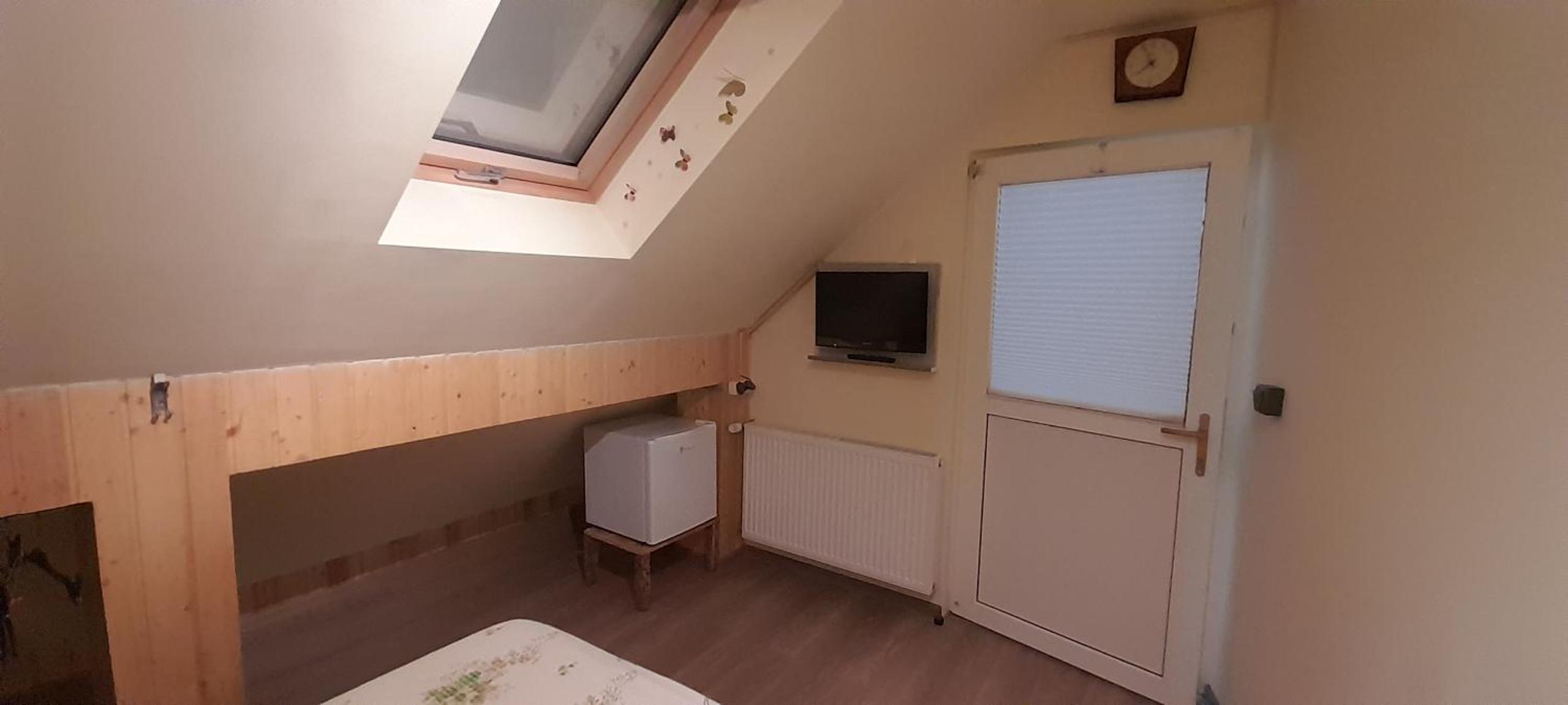 Small Double Room - Photo 12
