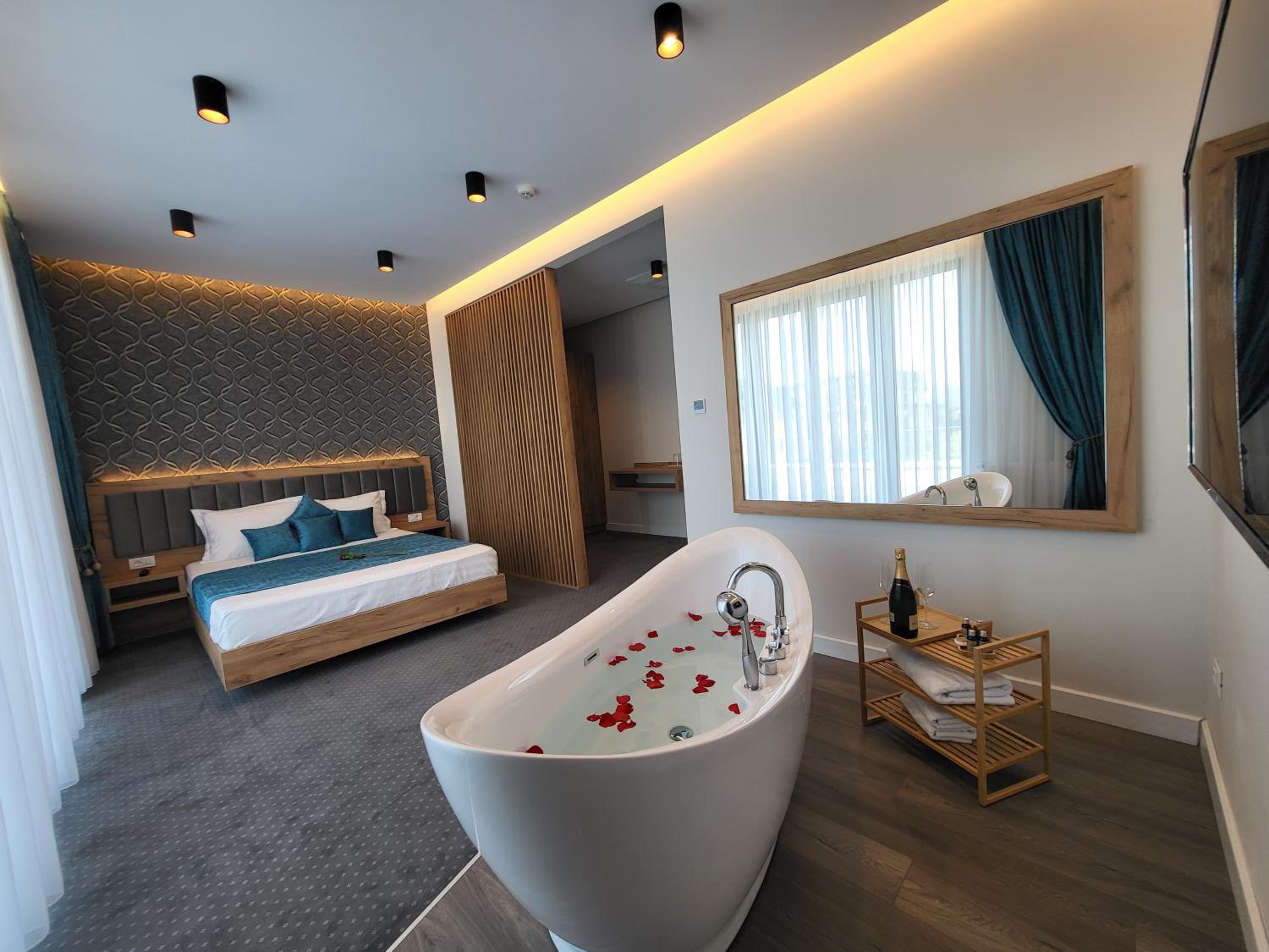 Deluxe Double Room with Bath - Photo 5