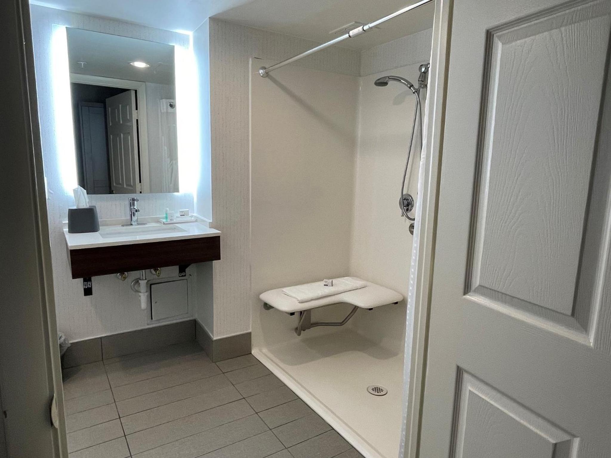 Queen Room with Two Queen Beds - Disability Access/Non-Smoking - Photo 4