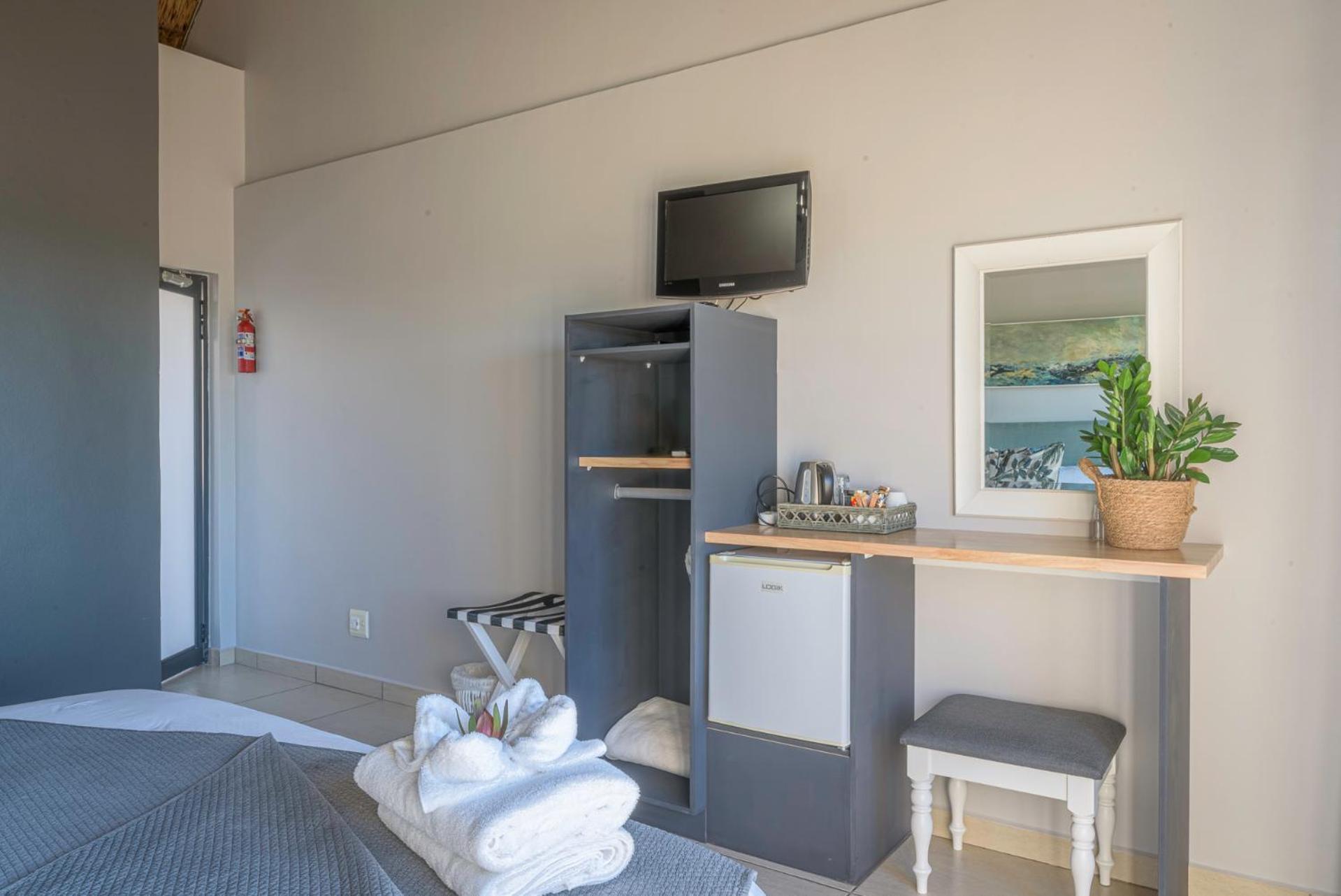 Standard Double Room with Balcony - Photo 2
