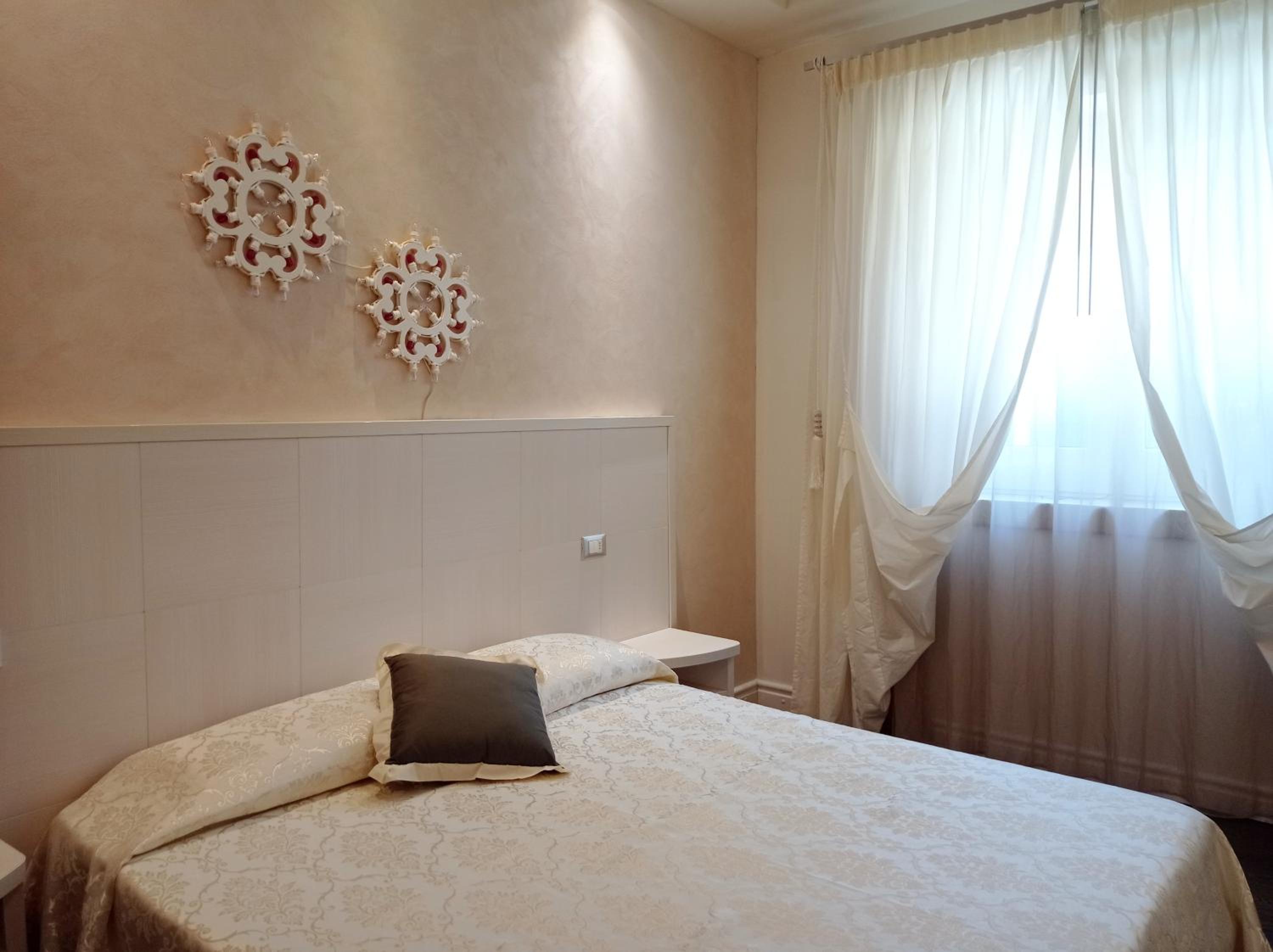 Double Room with Pool View - Photo 10