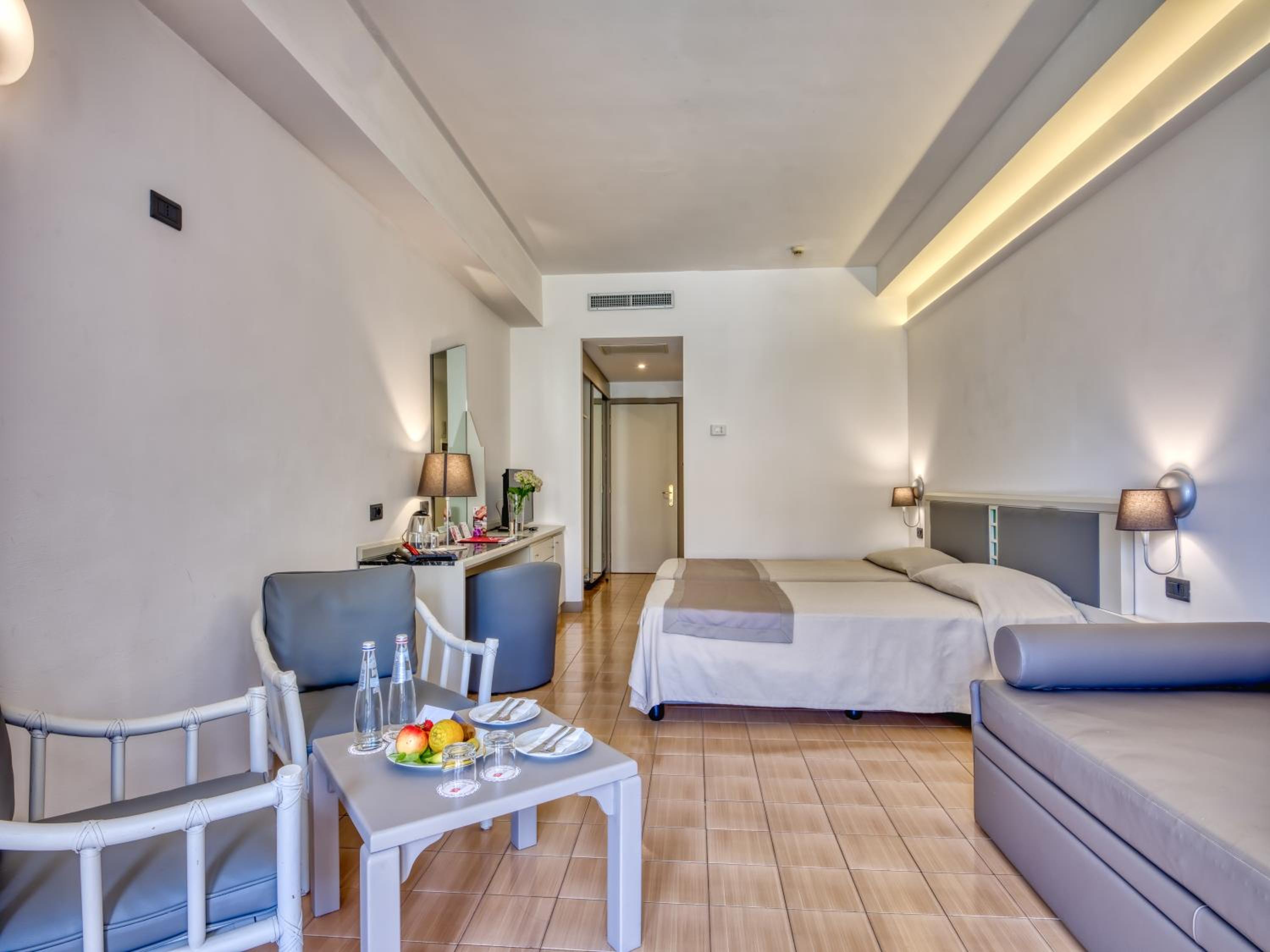 Standard Double or Twin Room with Balcony - Photo 11