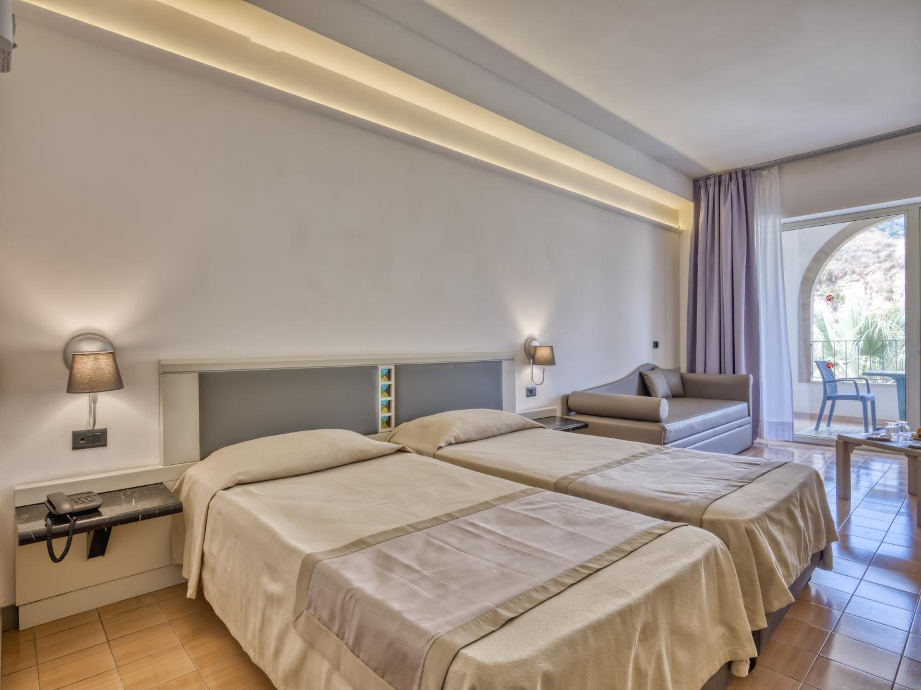 Standard Double or Twin Room with Balcony - Photo 3