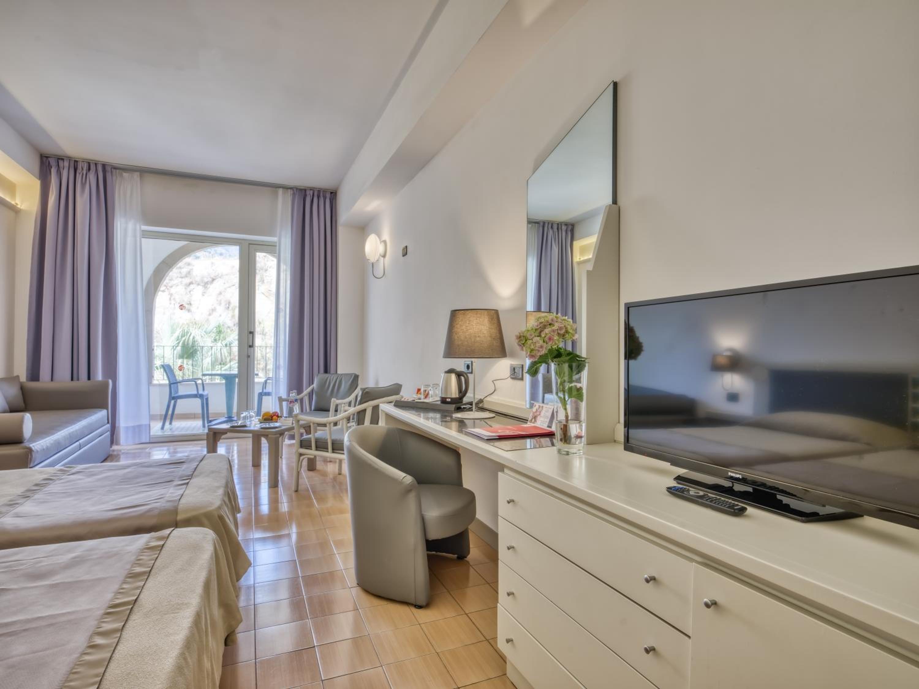Standard Double or Twin Room with Balcony - Photo 2