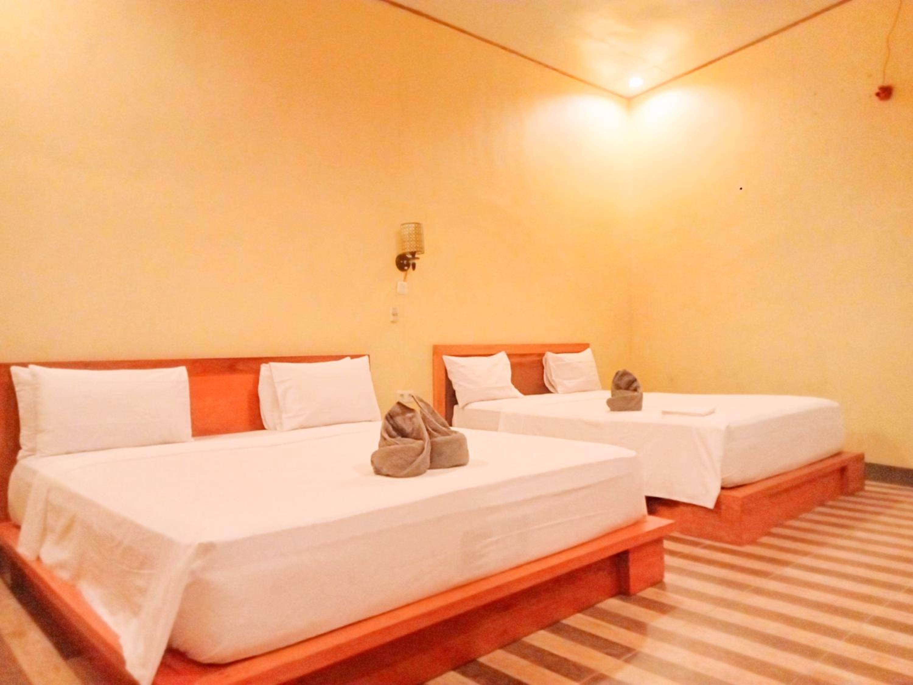 Family Room with Private Bathroom - Photo 5