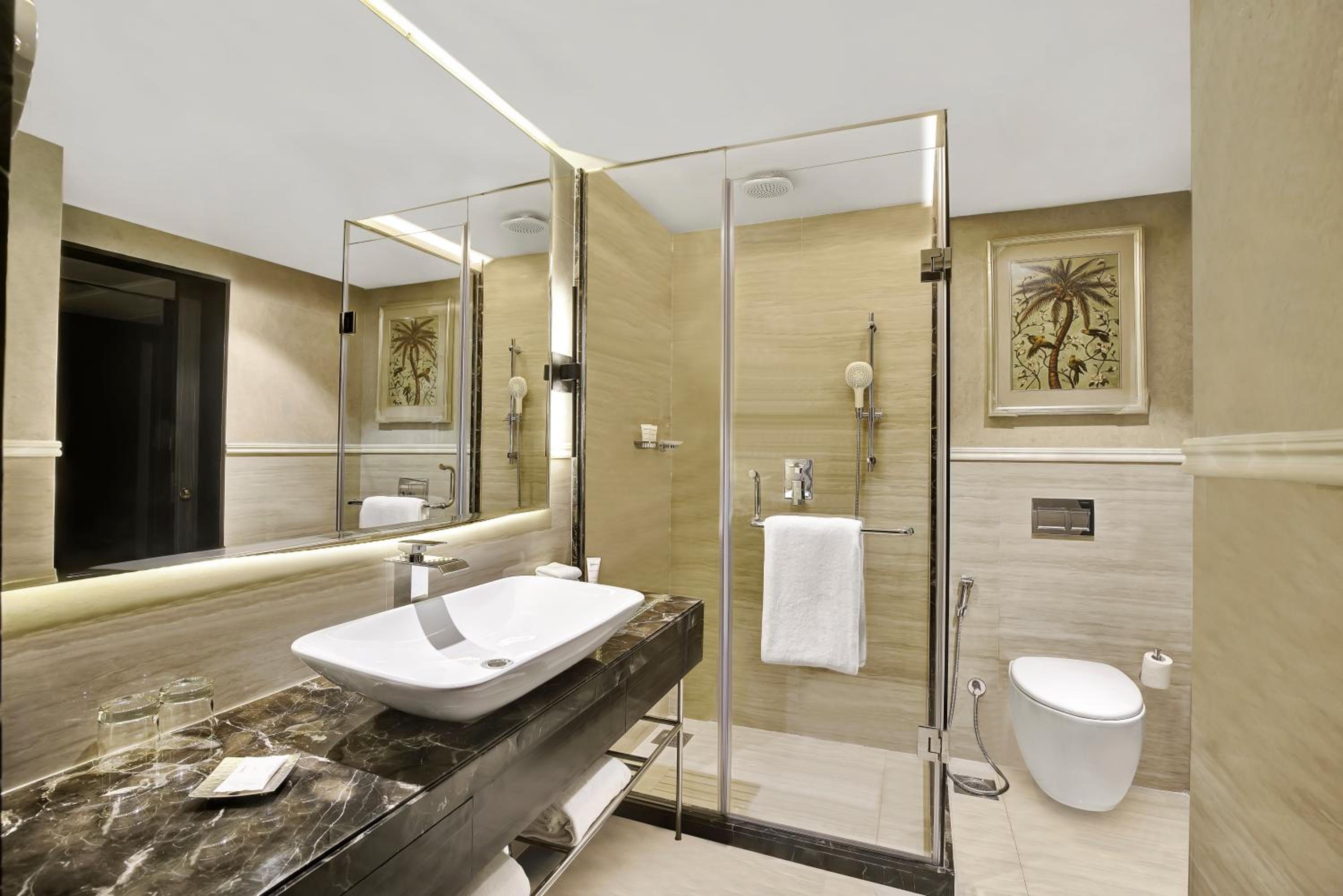 Junior Suite Pool View - Food credit of INR 500 once per stay ,20% discount on Food & Beverage, Spa & Laundry + flexible Check-in & Check-out - Photo 2