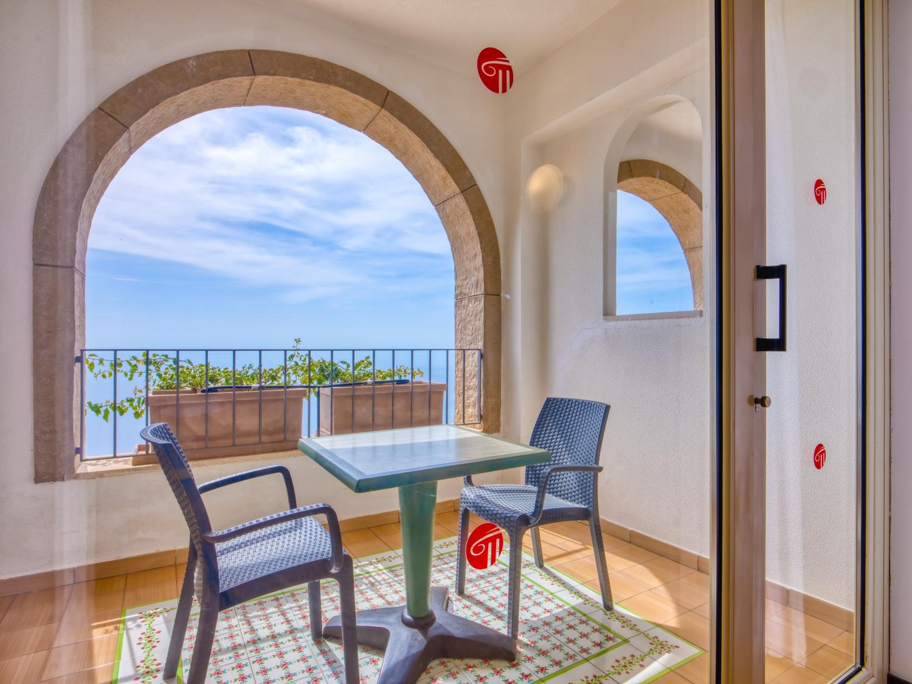 Double or Twin Room with Balcony and Sea View - Photo 3