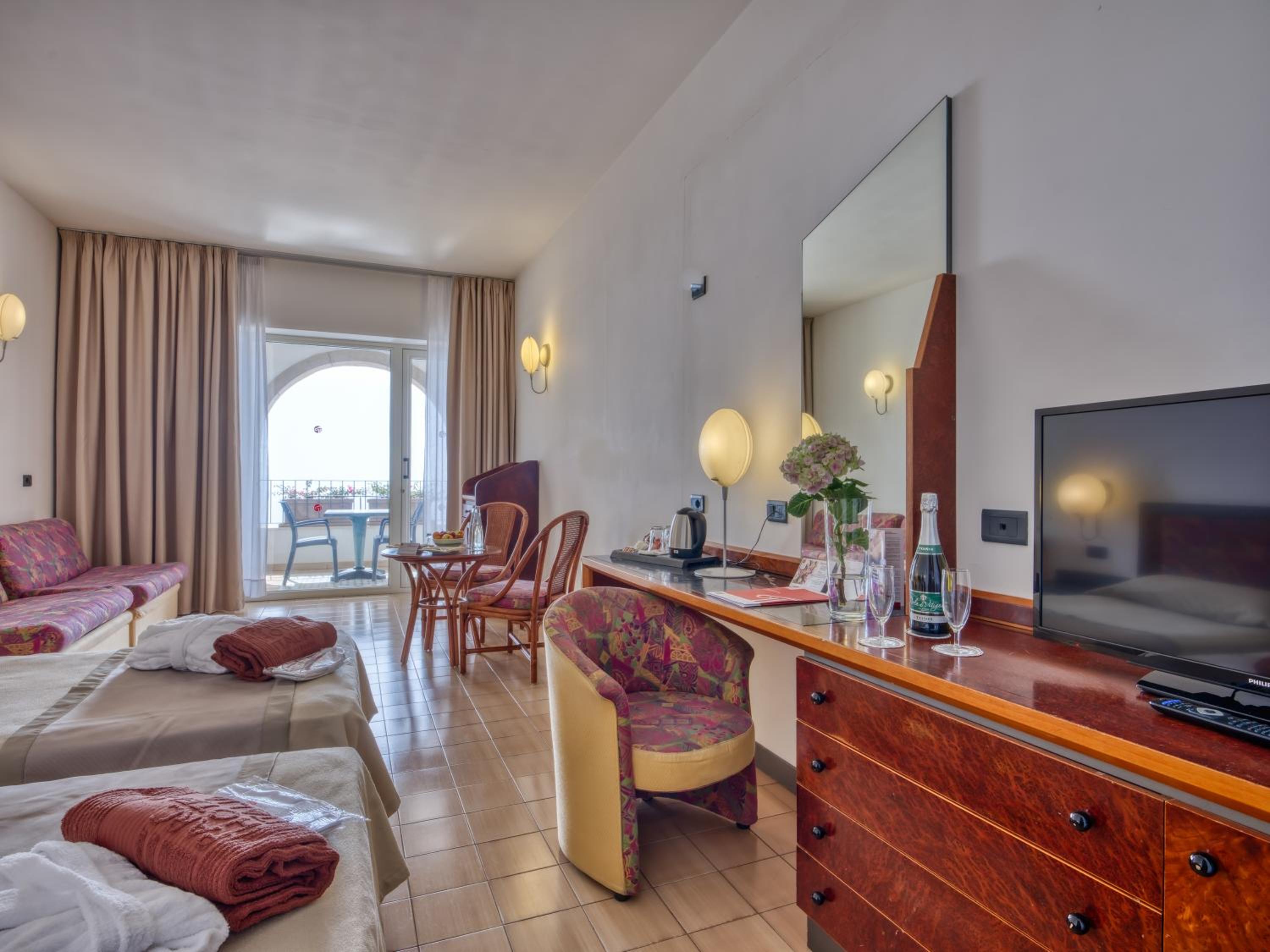 Double or Twin Room with Balcony and Sea View - Photo 2