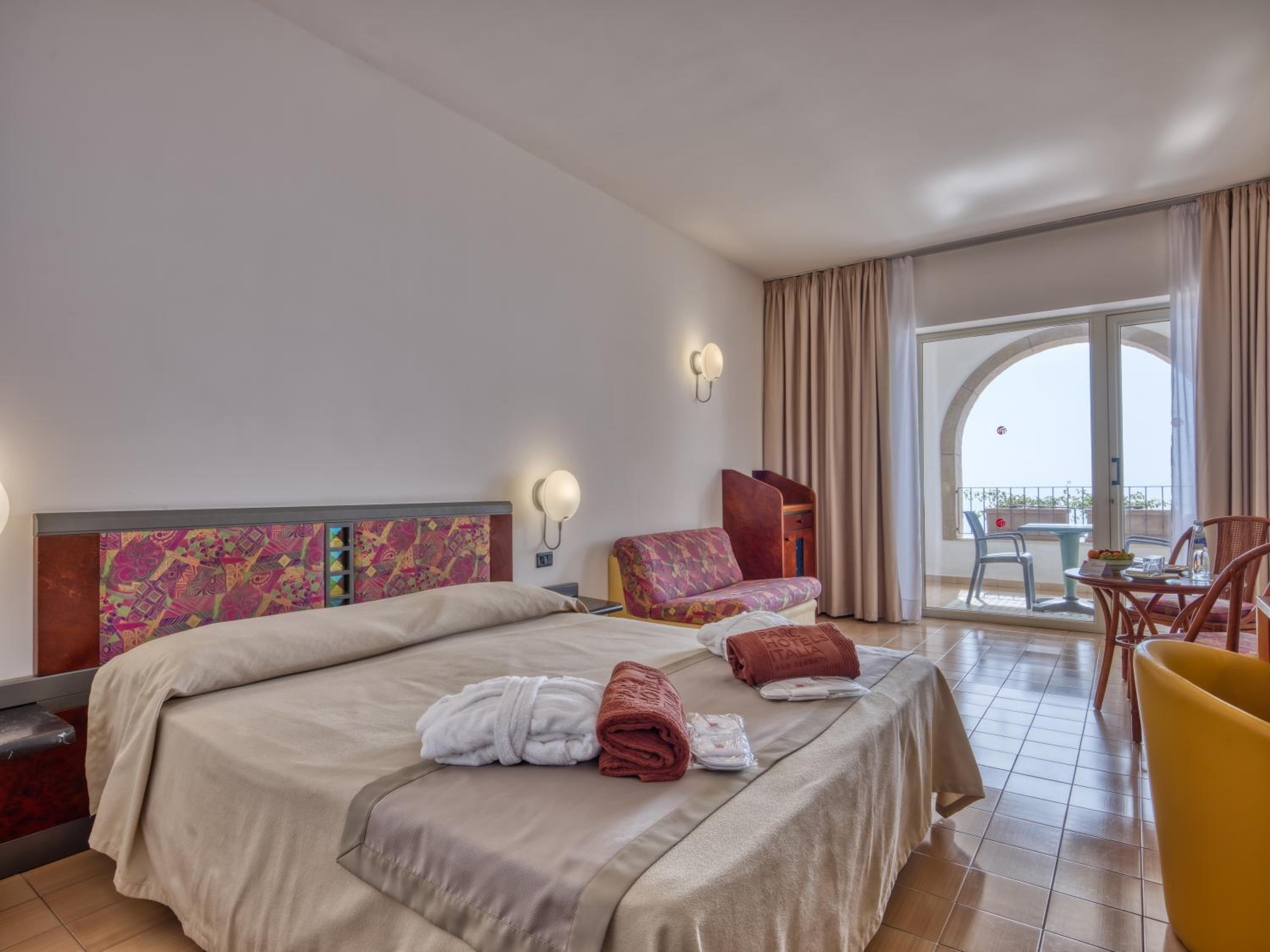 Double or Twin Room with Balcony and Sea View - Photo 15