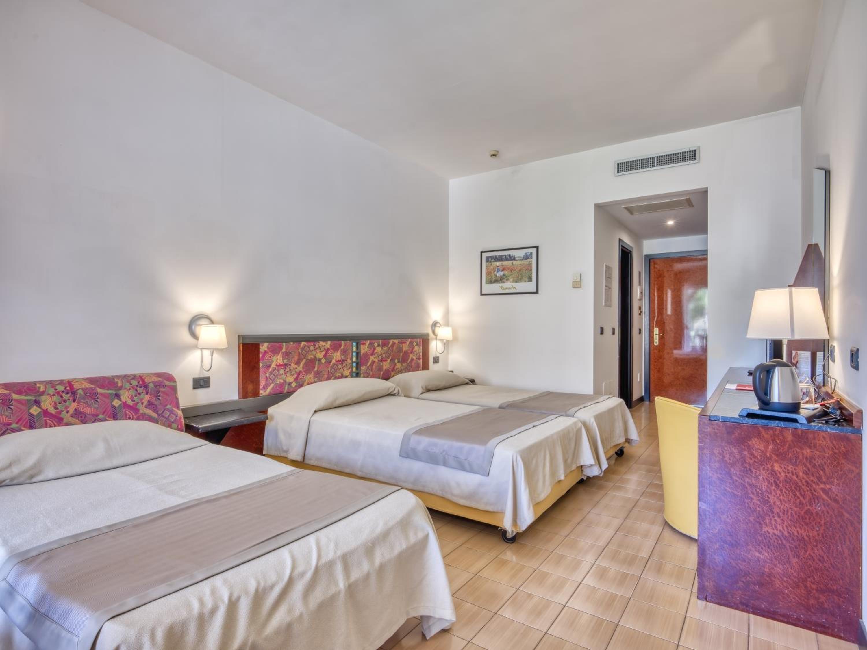 Economy Quadruple Room - Photo 10