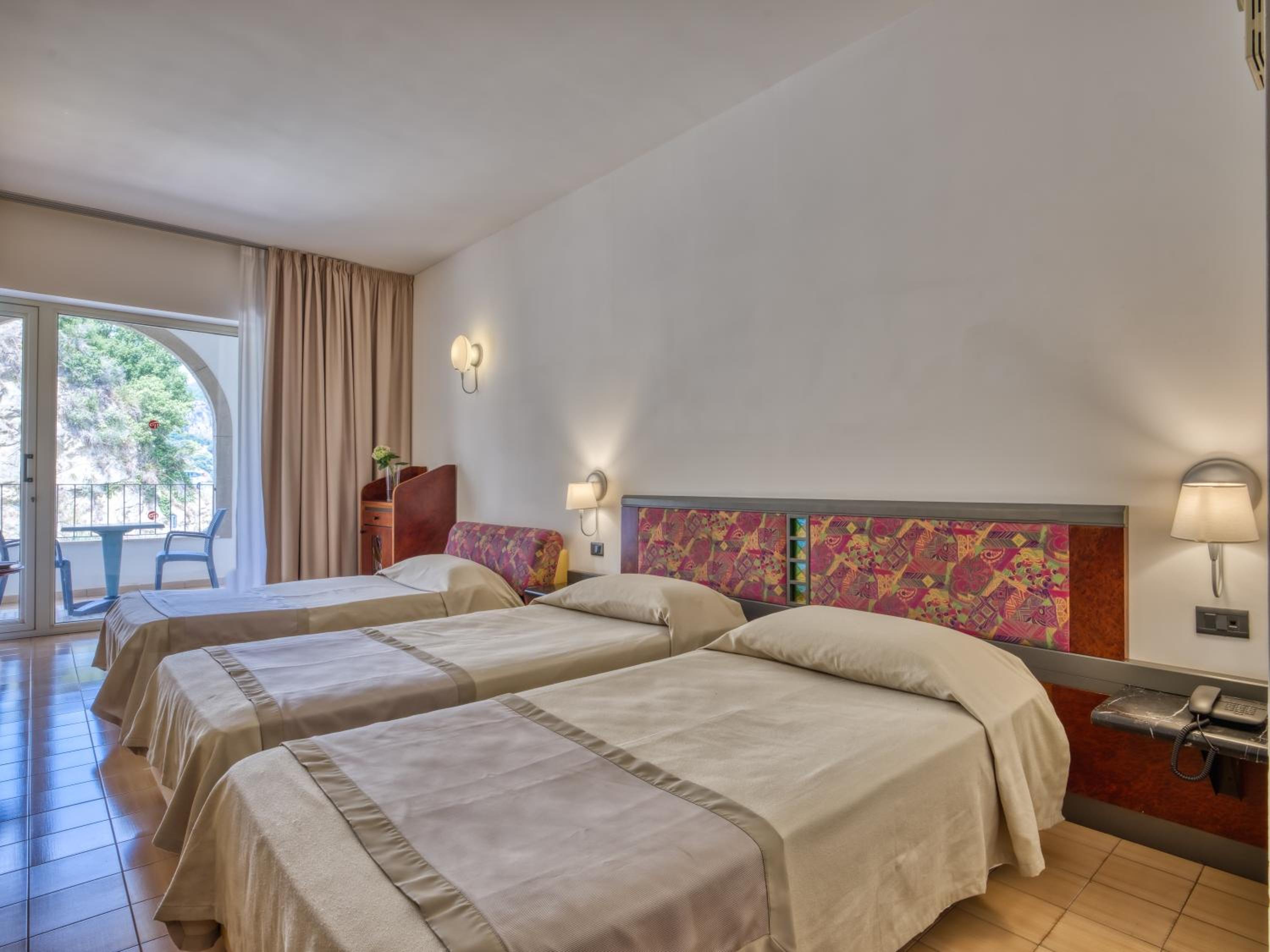 Economy Triple Room - Photo 8