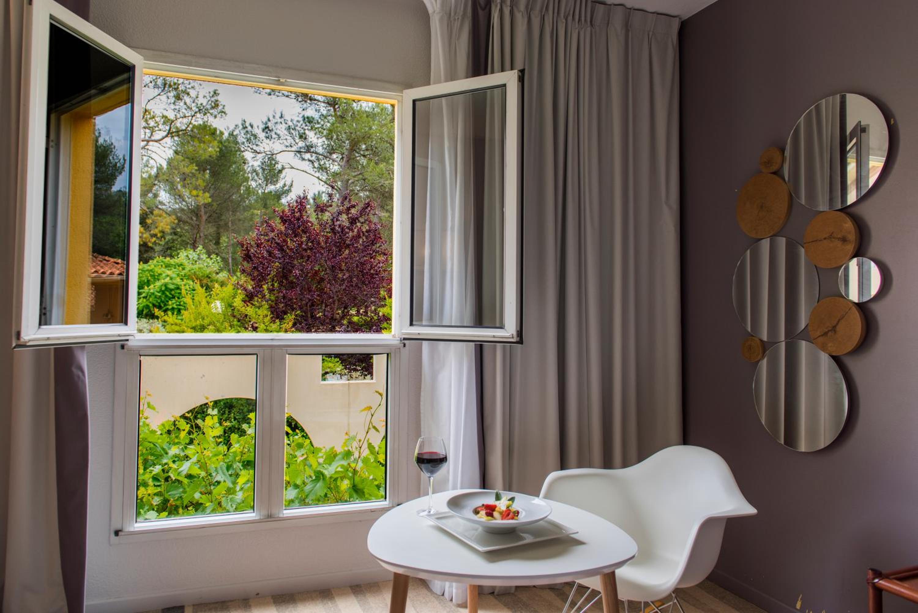 Standard Â Room with 1 Double bed and 1 Single bed - Photo 3