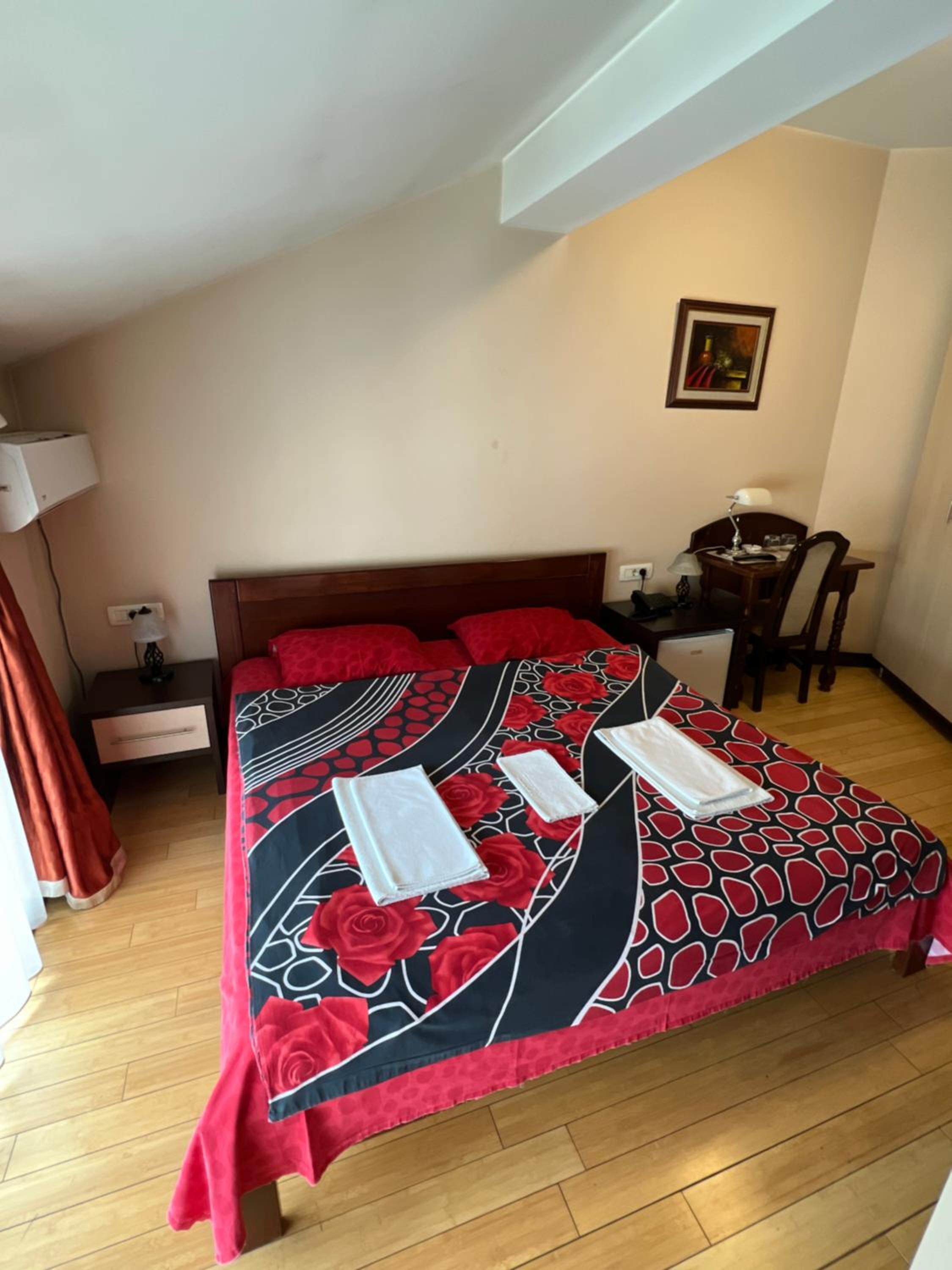 Double Room with Private Bathroom - Photo 2