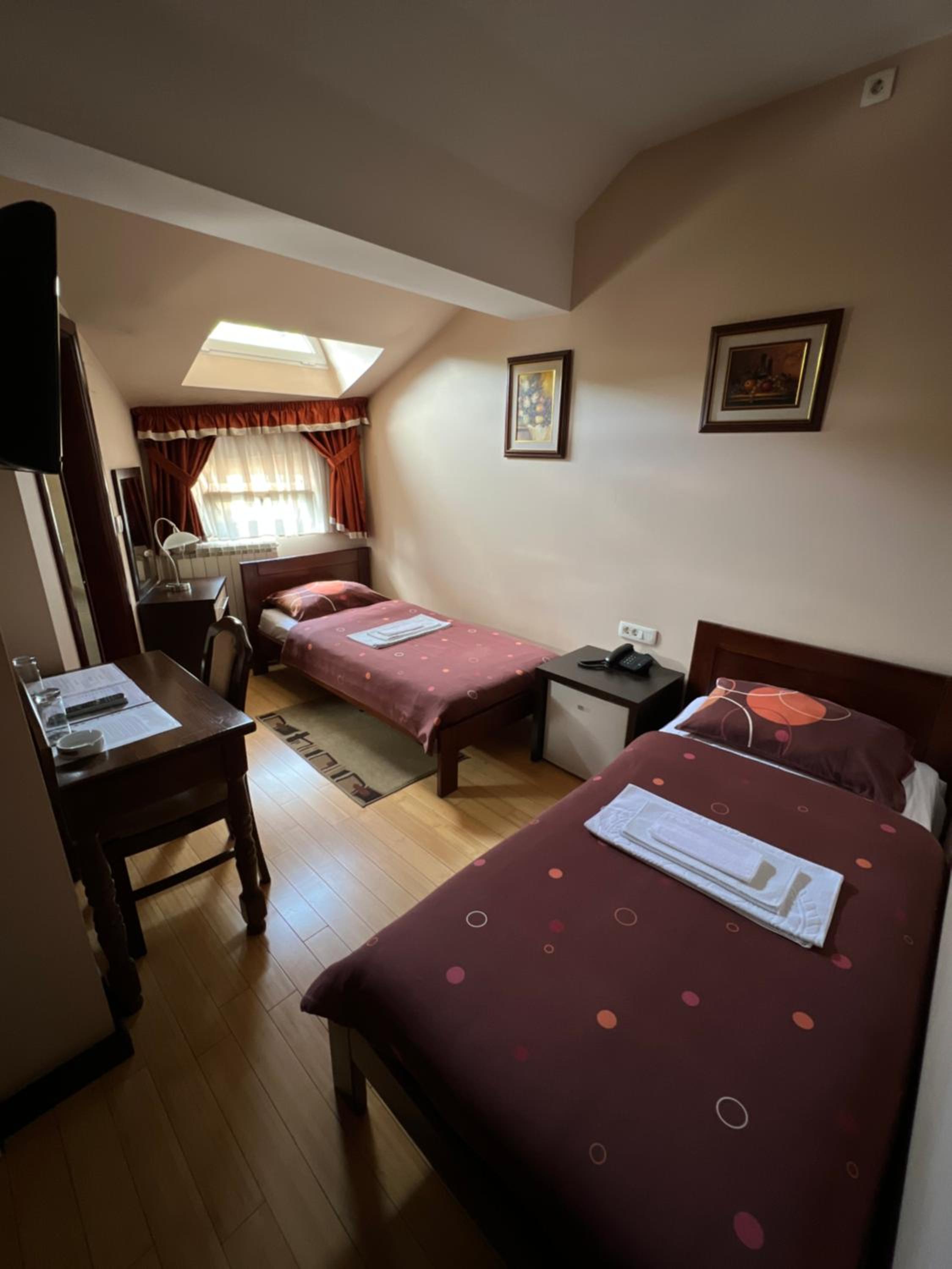 Twin Room with Bathroom - Photo 1