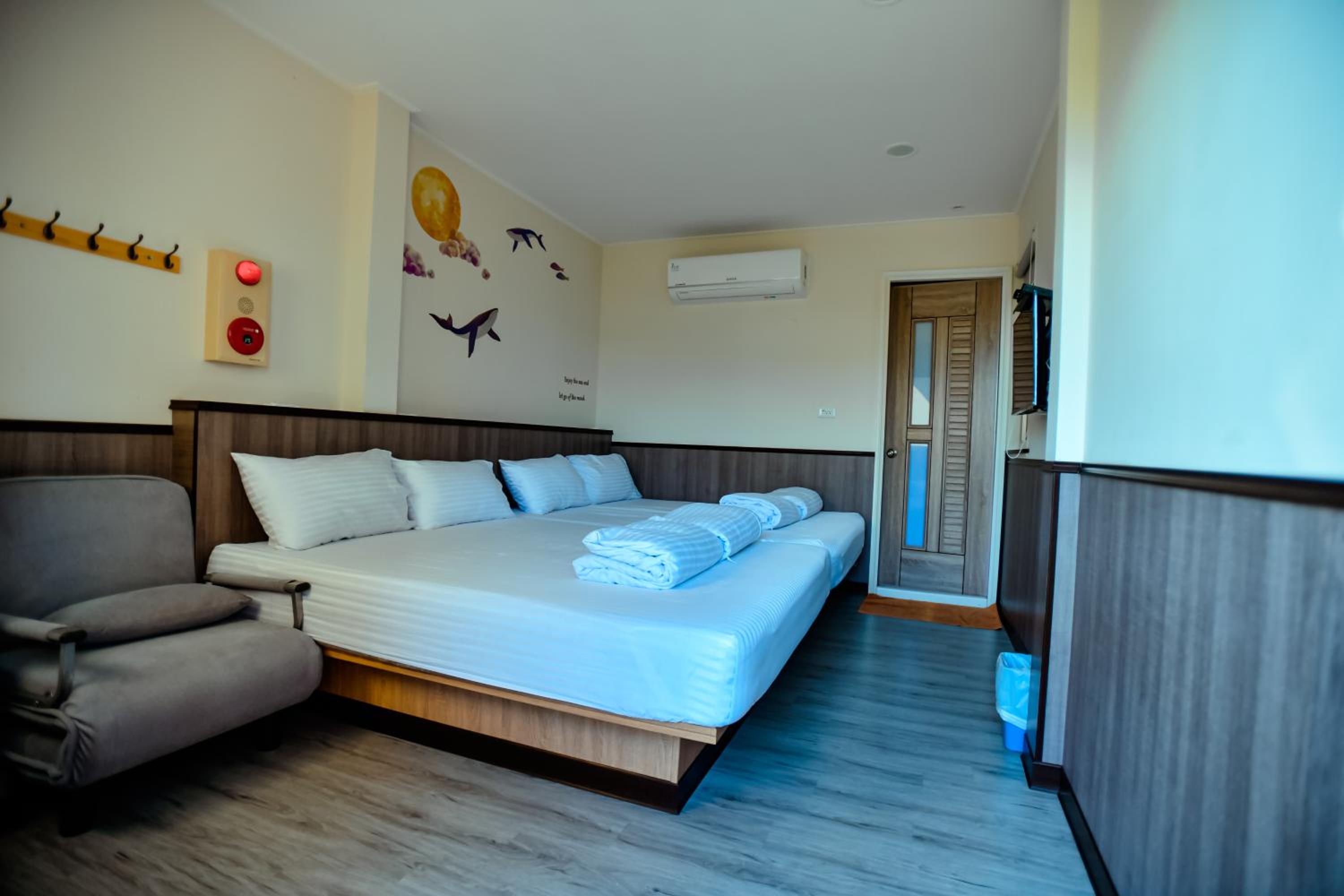 Quadruple Room with Private Bathroom photo 2