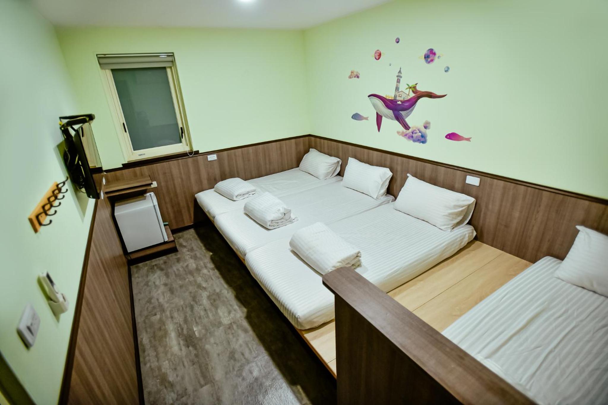 Quadruple Room with Private Bathroom photo 2
