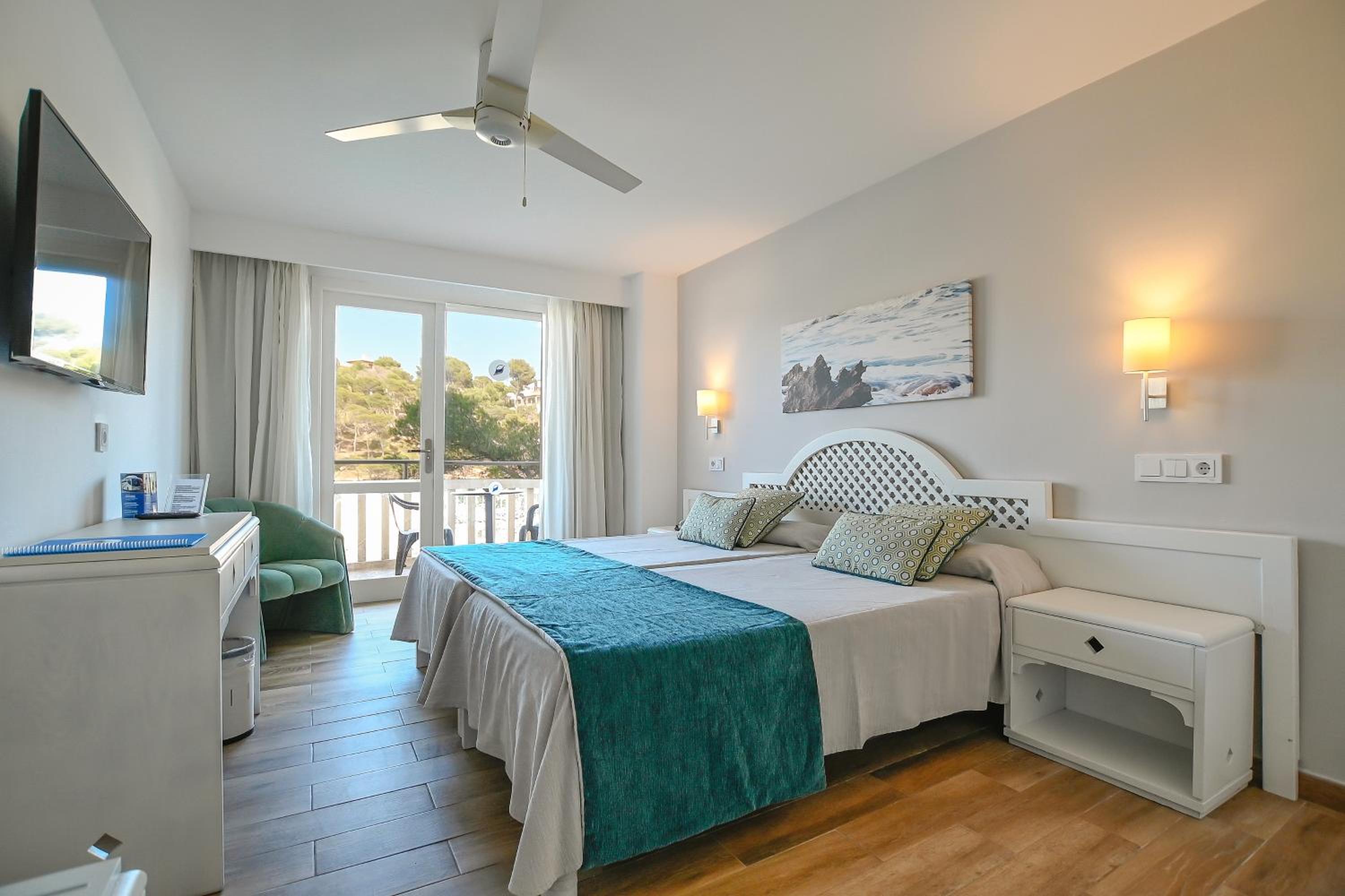 Superior Double Room with Sea View (2 Adults + 1 Child)
