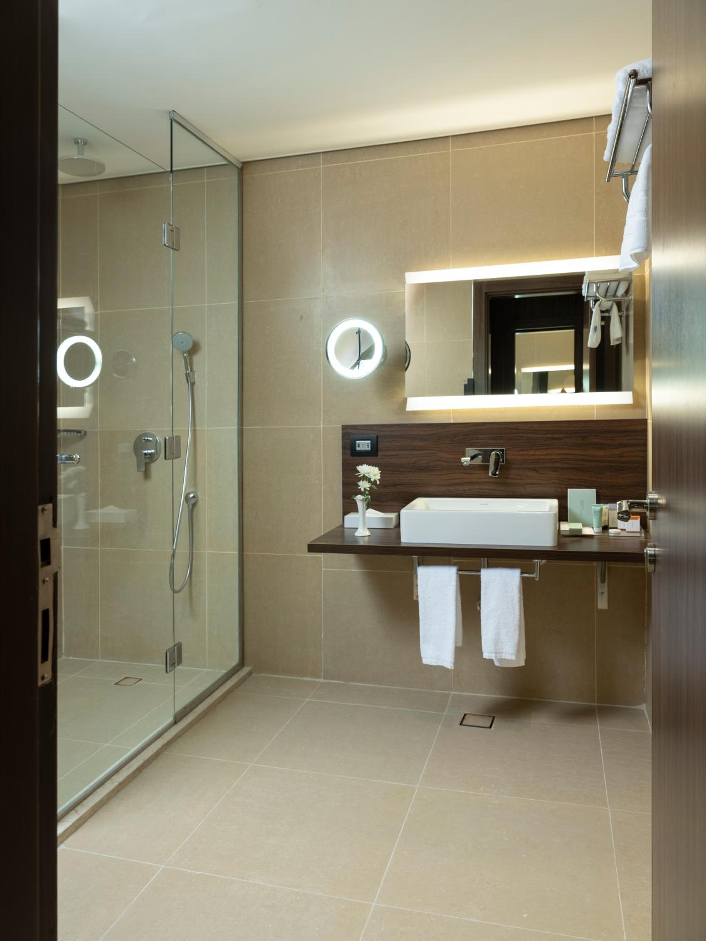 Deluxe King Room - Photo 2