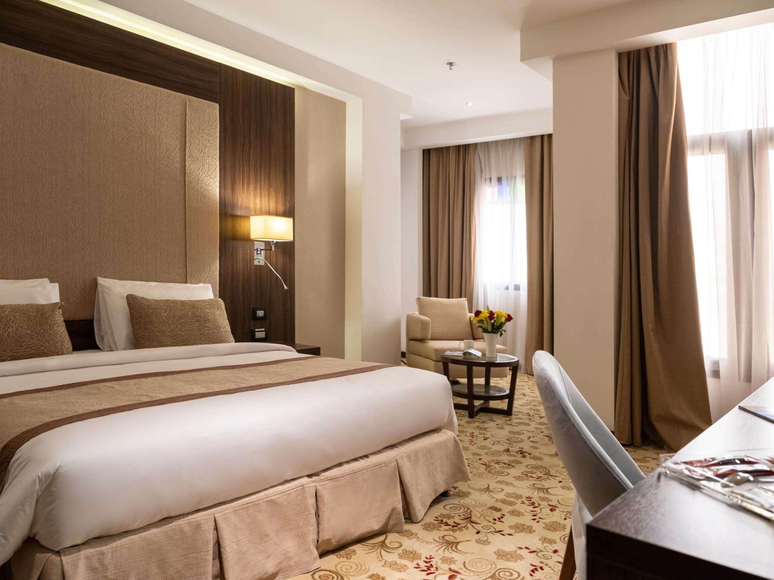 Deluxe King Room - Photo 5