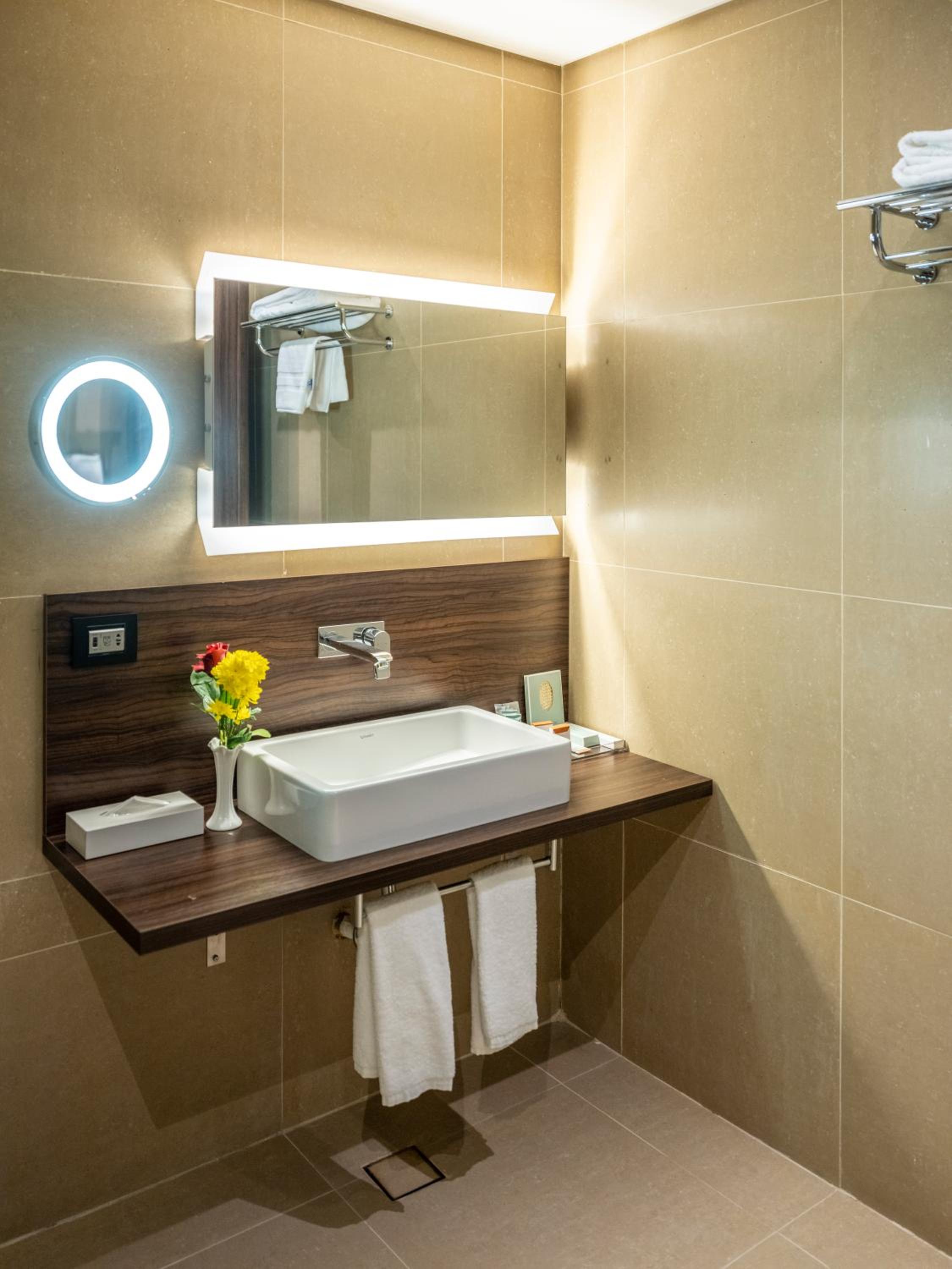 Deluxe King Room - Photo 3